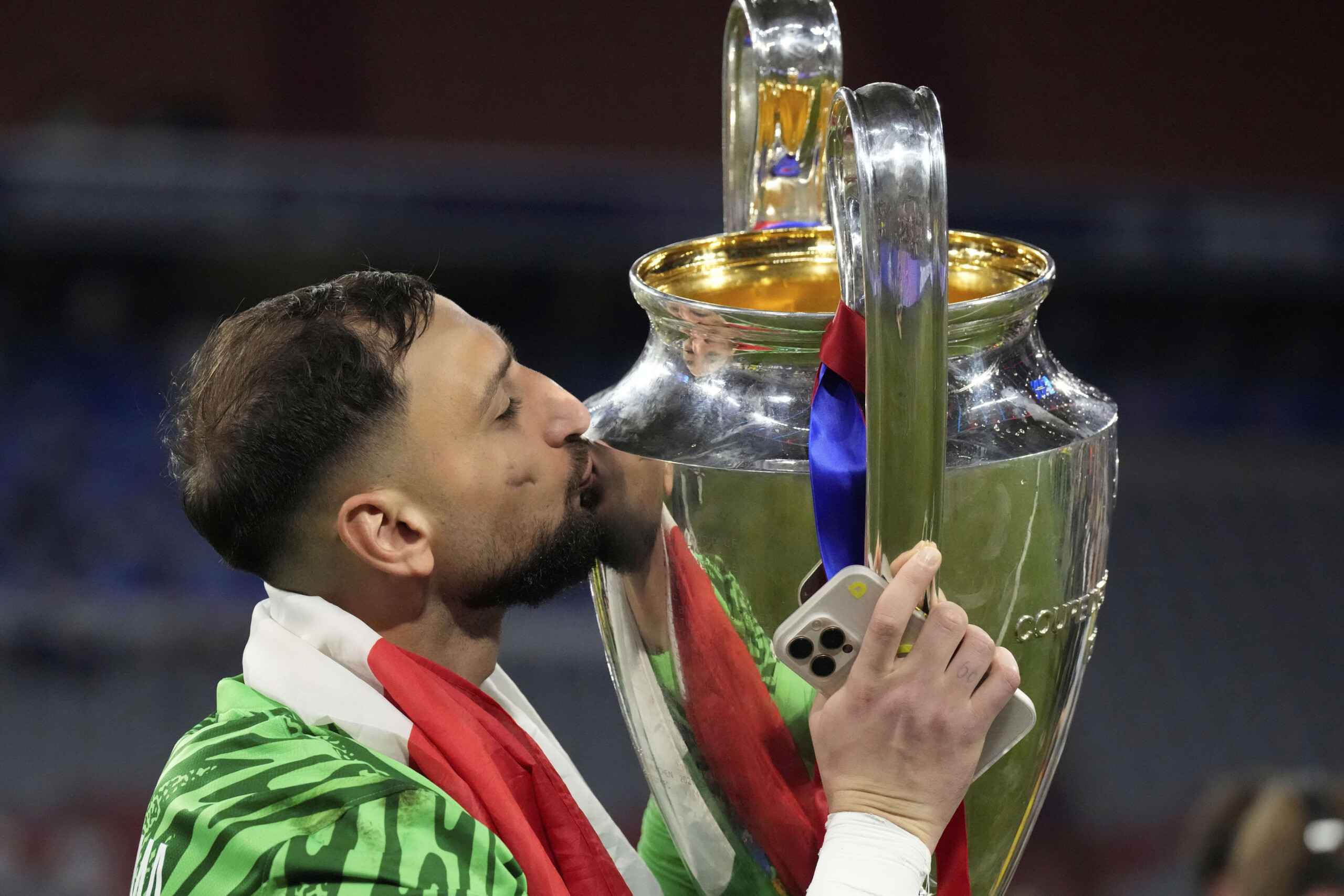 Football: standing ovation from PSG fans for Donnarumma