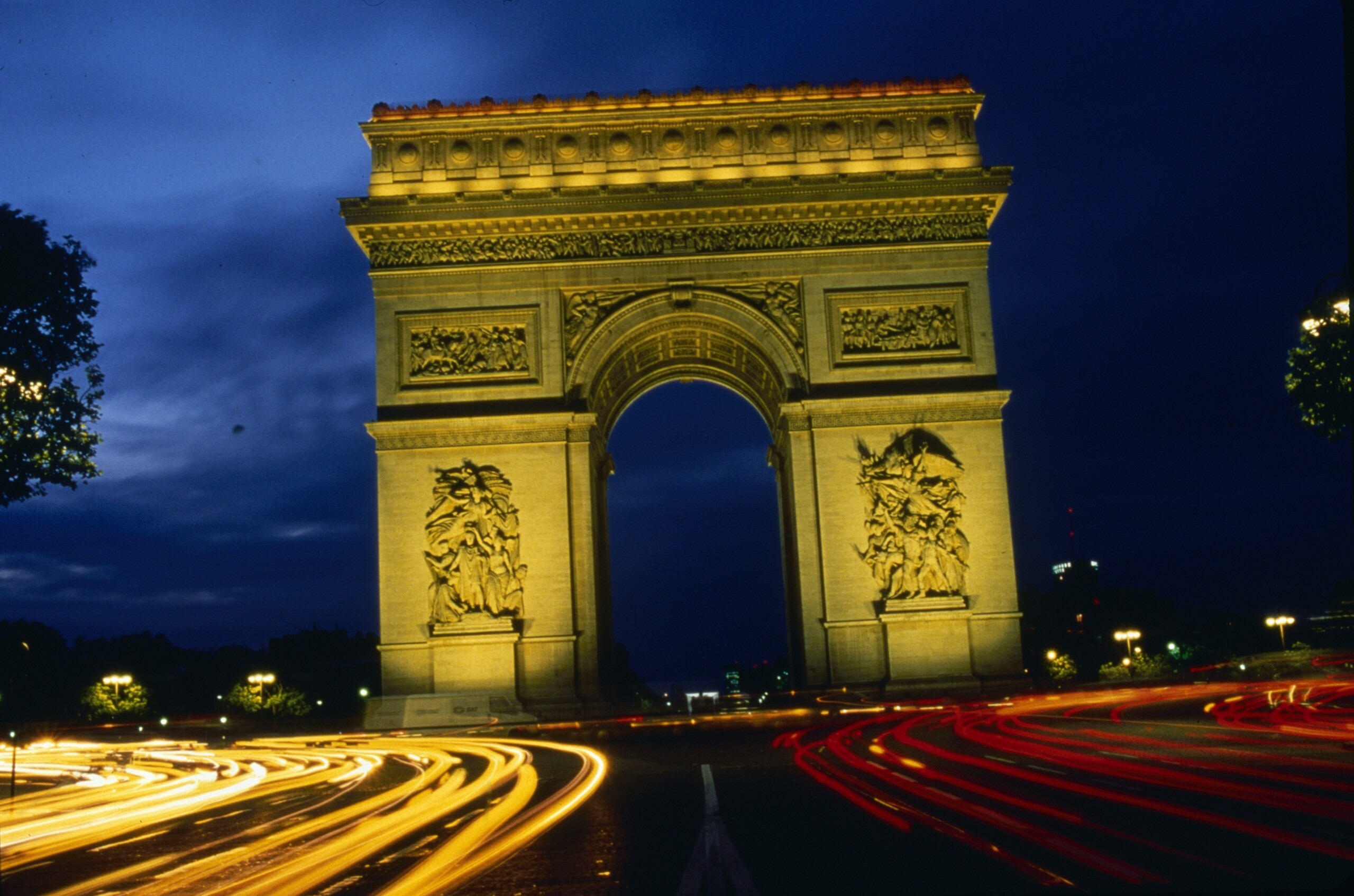 France, cigarette lit on tomb of unknown soldier: residence permit revoked