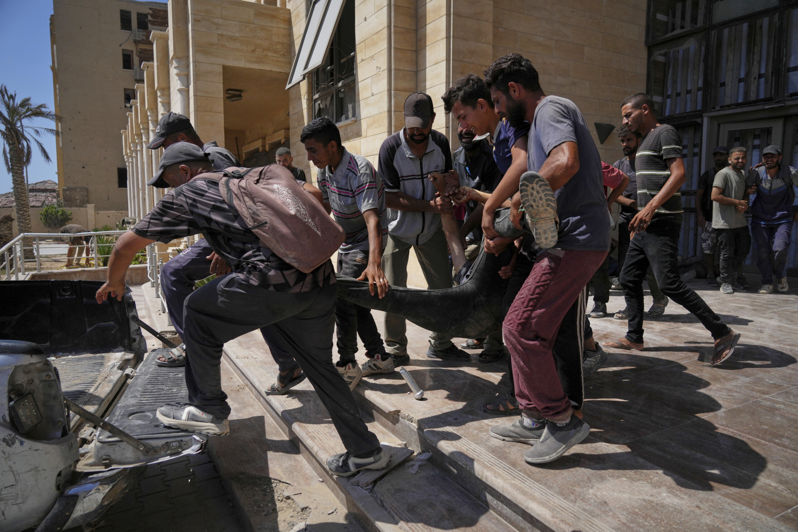 Gaza, 21 Palestinians killed: 12 were searching for food and aid