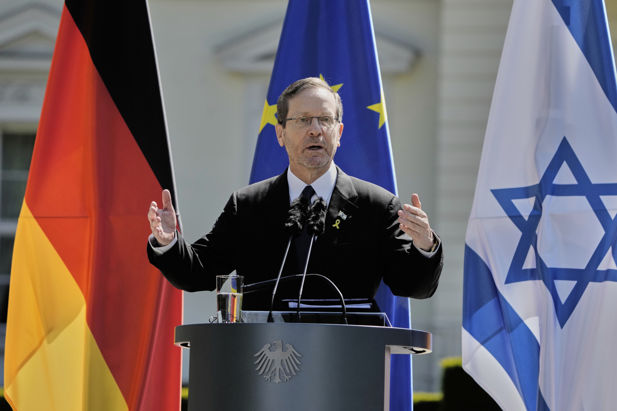 Gaza, Herzog: "Israel acts according to international law"