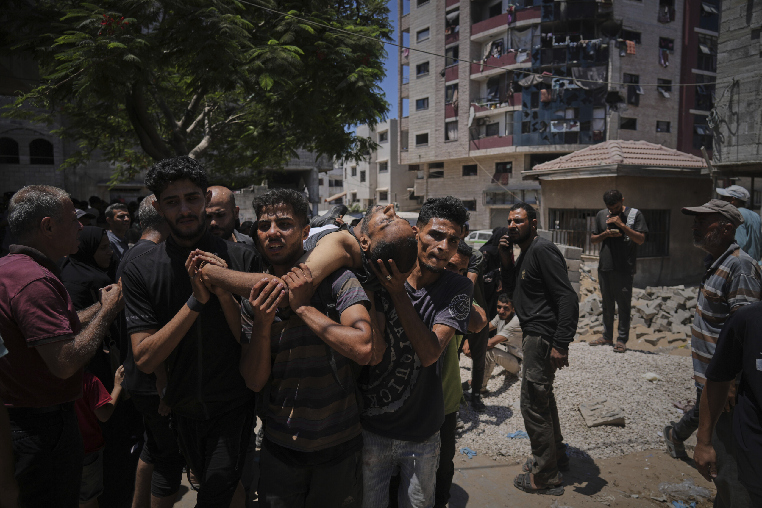 Gaza, IDF: ‘Warning shots fired near aid centres, but Hamas figures are false’
