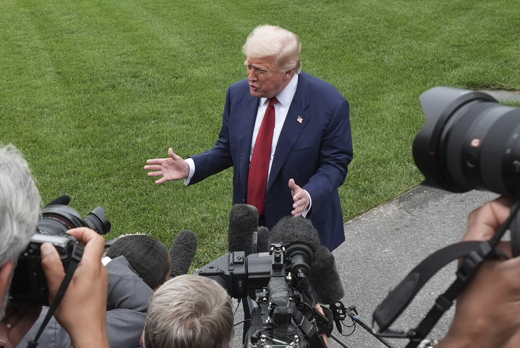 Gaza, Trump dodges question on genocide: "We want people to be fed" Gaza, Trump dodges question on genocide: "We want people to be fed"