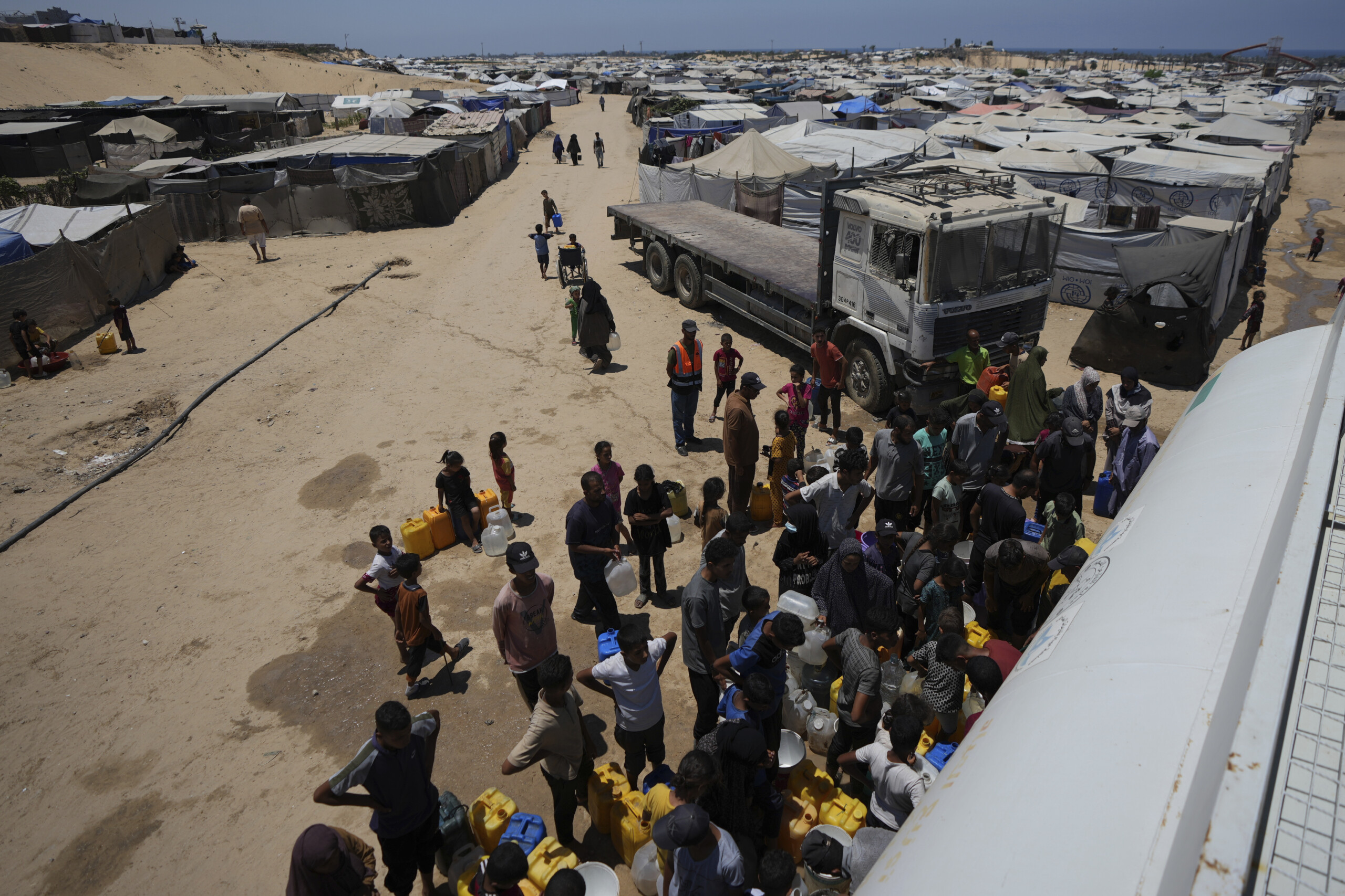 Gaza, UN: “Israeli tanks and snipers fired on crowd seeking aid”