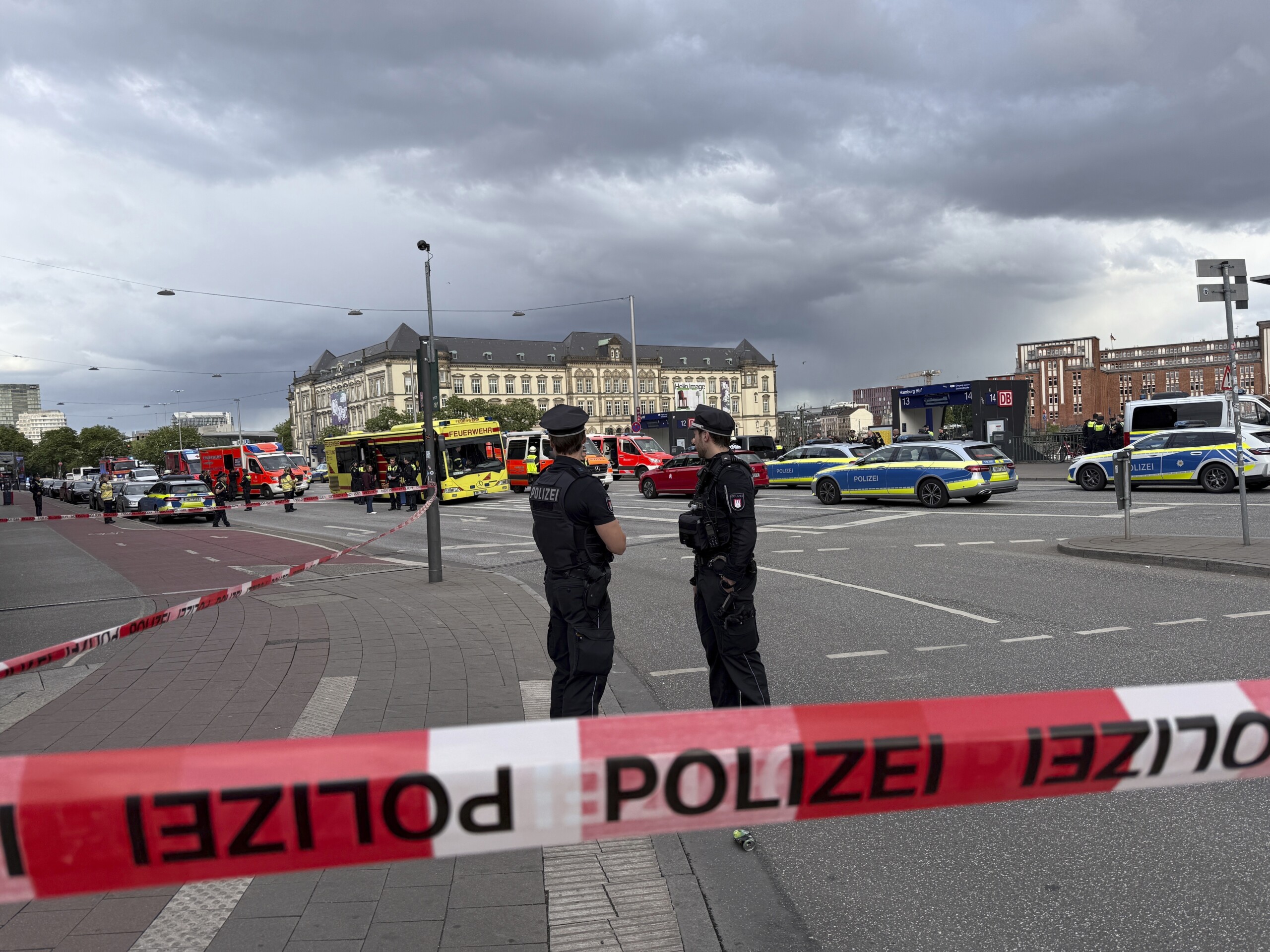 Germany, Hamburg police: investigations underway to identify attacker and injured parties Germany, Hamburg police: investigations underway to identify attacker and injured parties