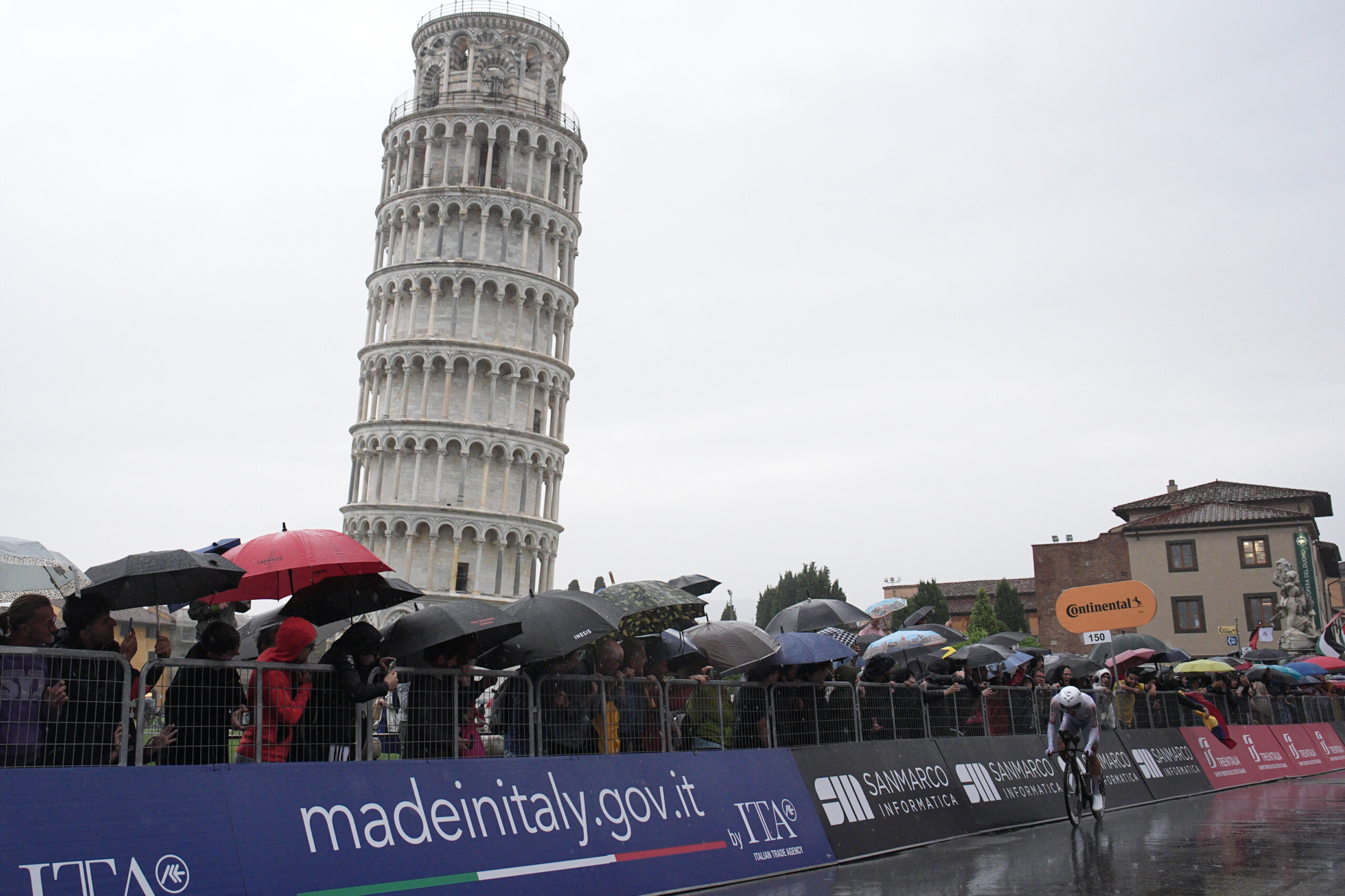 Giro d'Italia: Hoole wins stage 10, del Toro retains pink jersey
