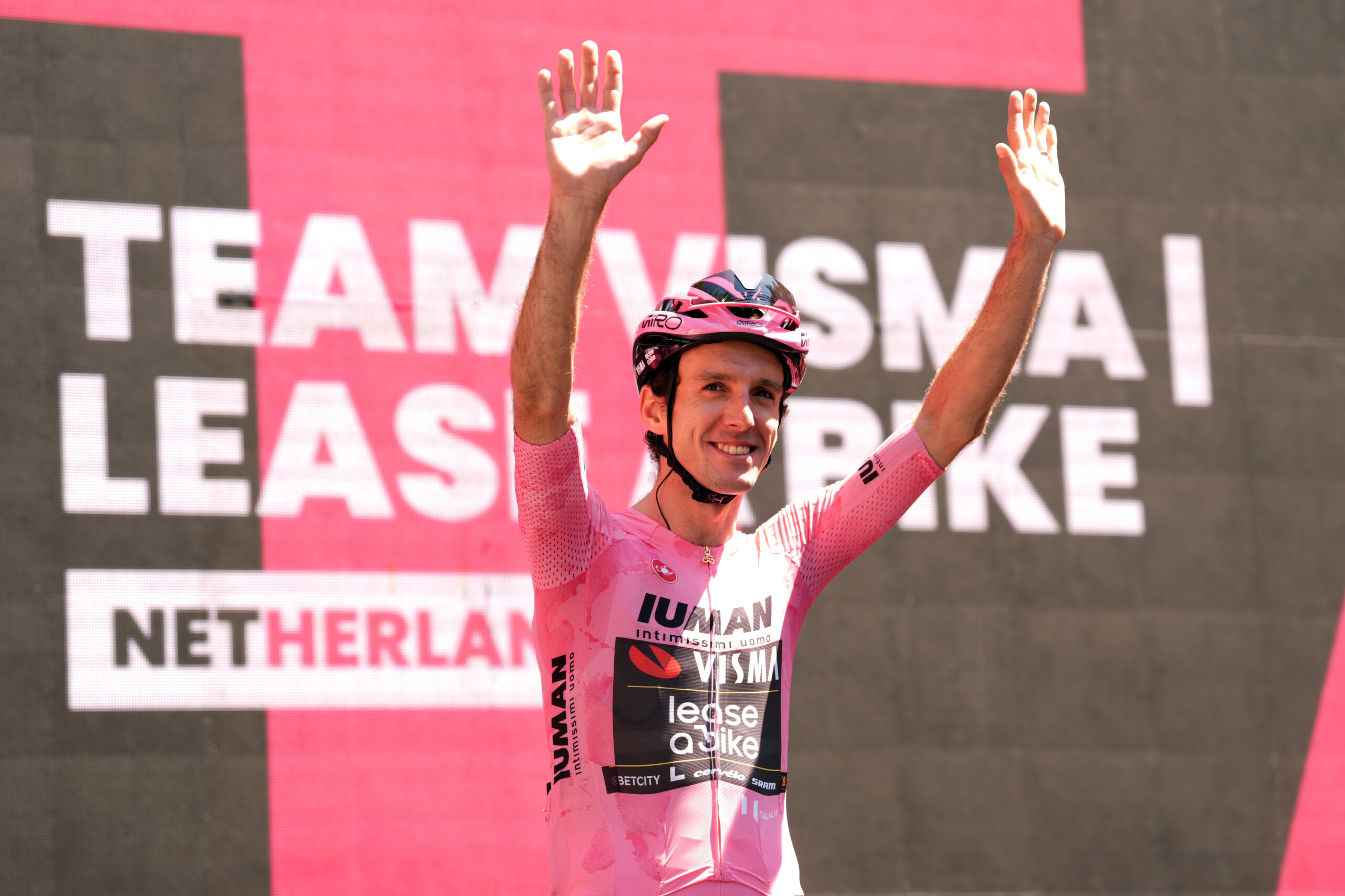 Giro d'Italia: Simon Yates wins the pink jersey, final stage in Kooij