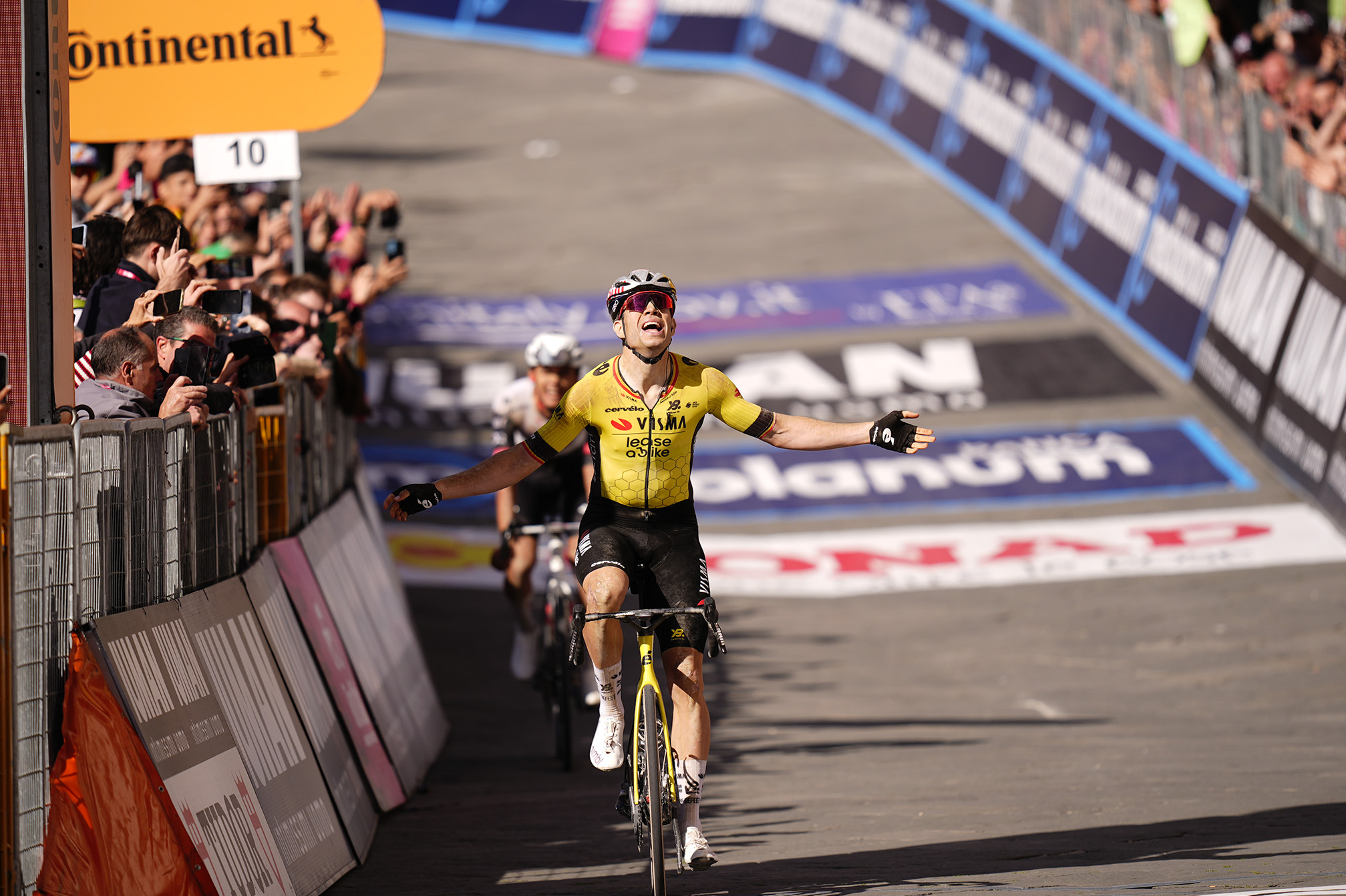 Giro d’Italia, Van Aert wins stage nine: pink jersey to Del Toro Giro d’Italia, Van Aert wins stage nine: pink jersey to Del Toro