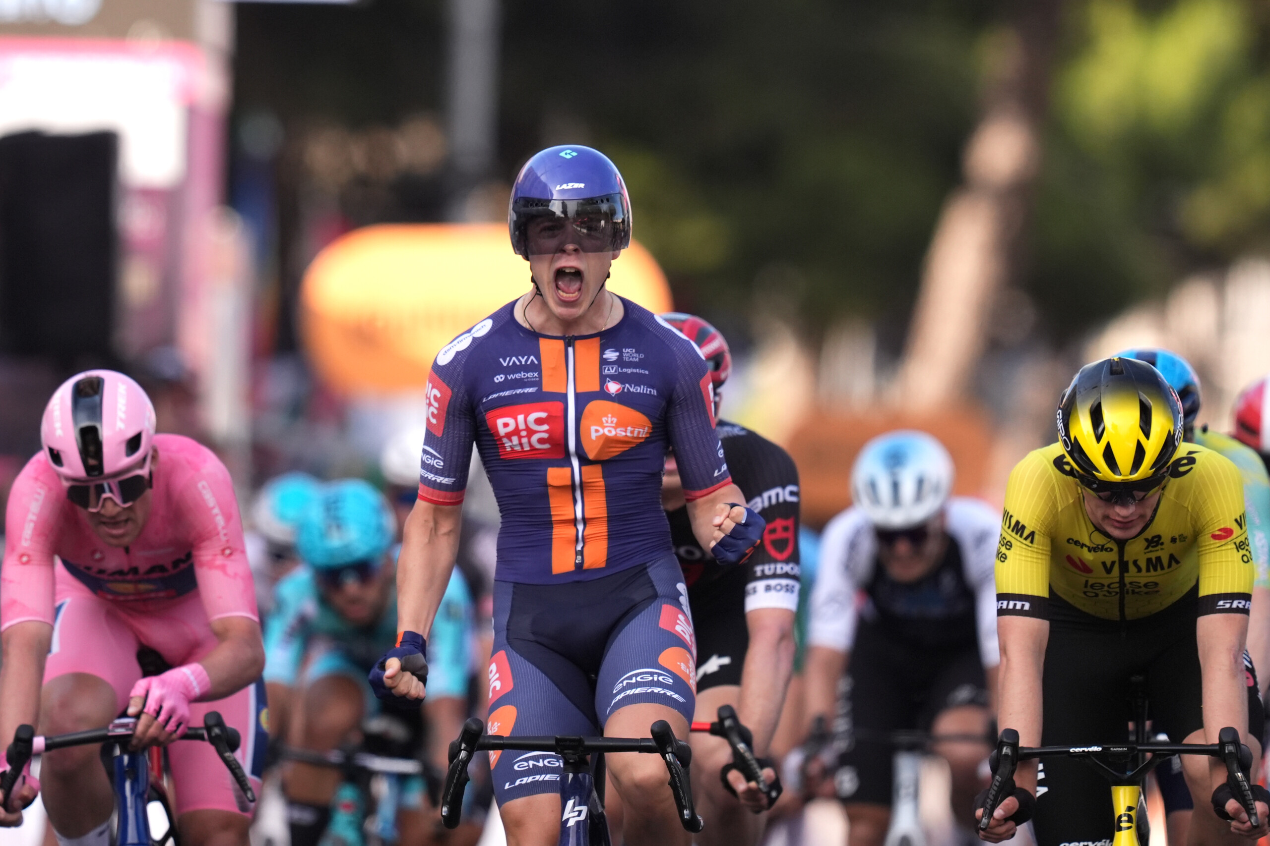 Giro d'Italia, Van Uden wins 4th stage in a sprint: Pedersen stays in the pink jersey Giro d'Italia, Van Uden wins 4th stage in a sprint: Pedersen stays in the pink jersey