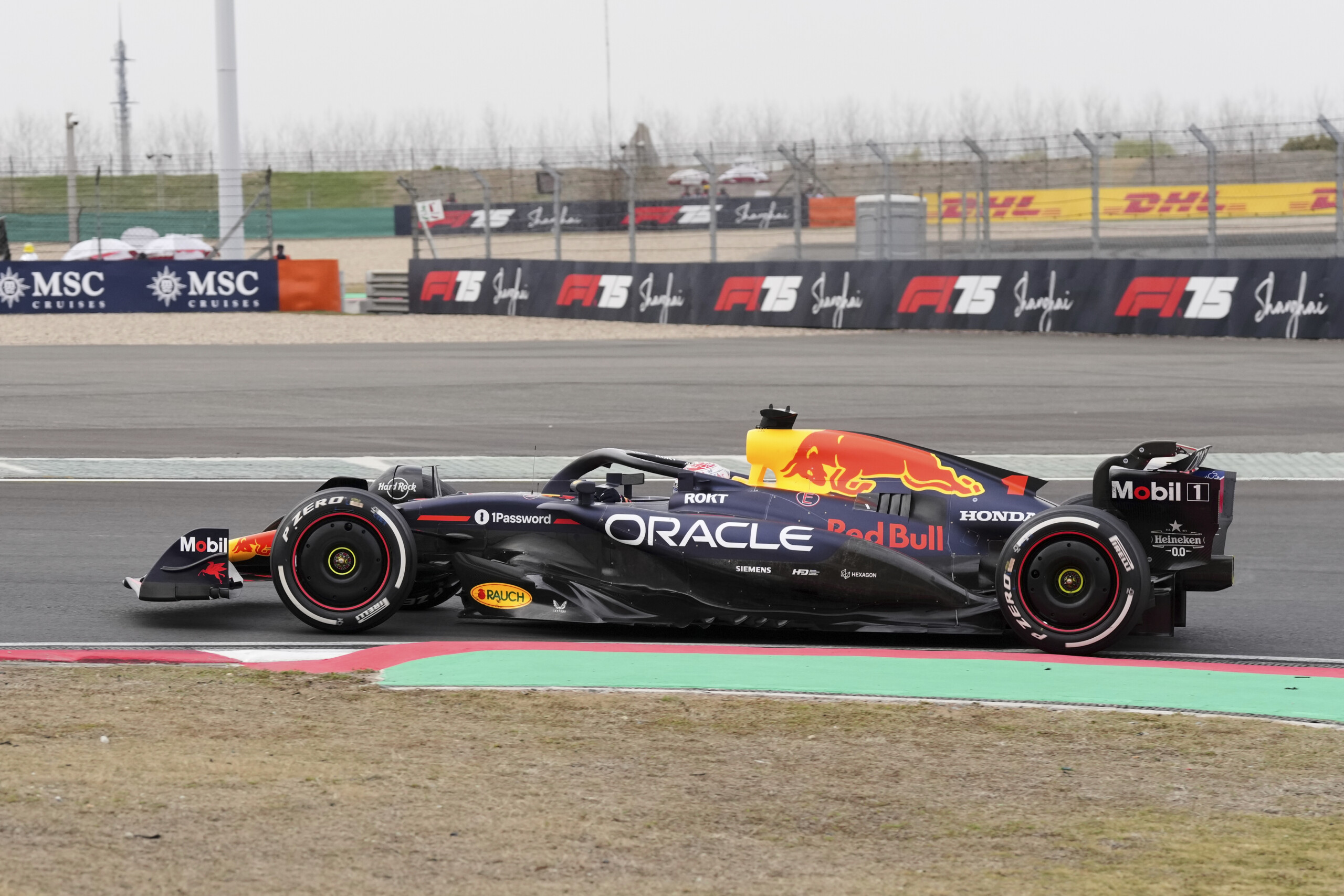 Gp Japan, Red Bull in red and white livery to celebrate first Honda victory