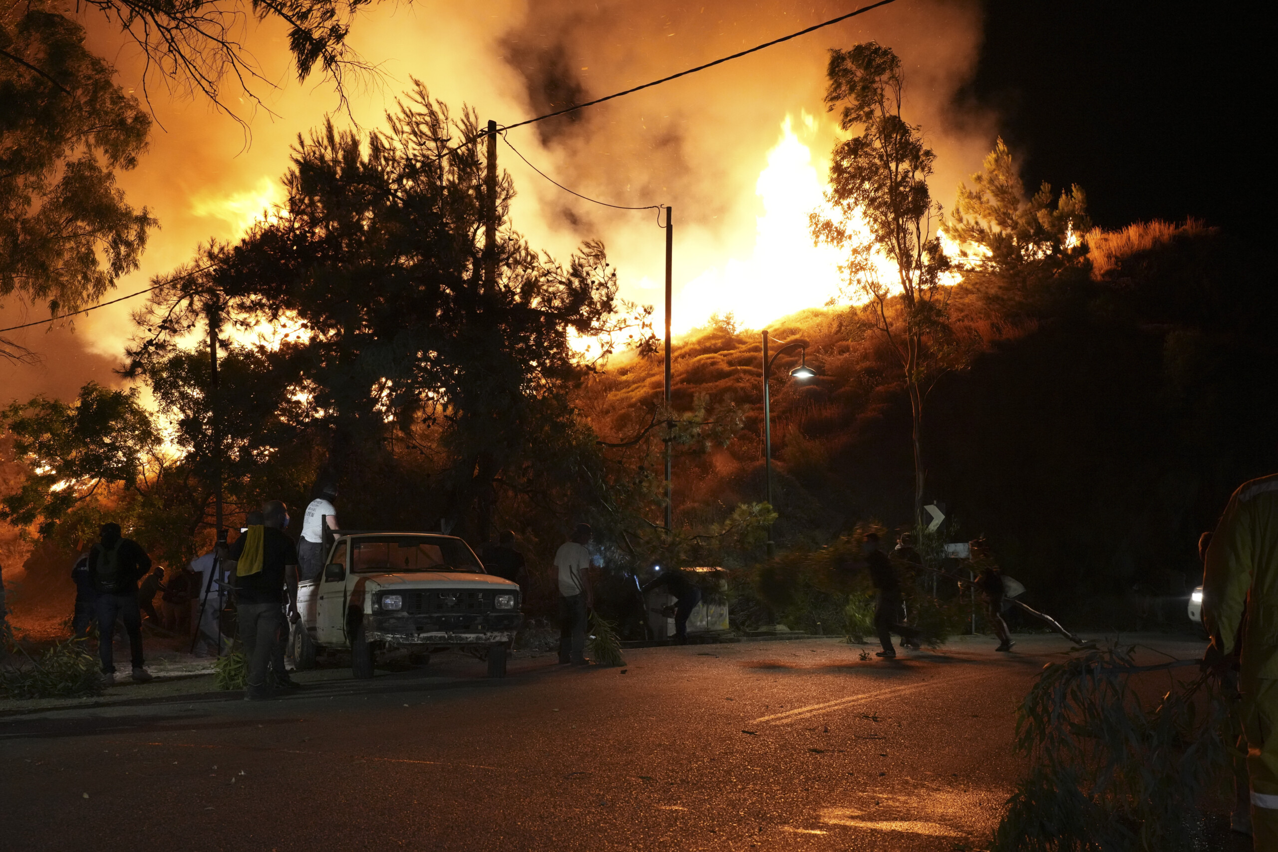 Greece: fire in pine forest near Corinth, villages evacuated