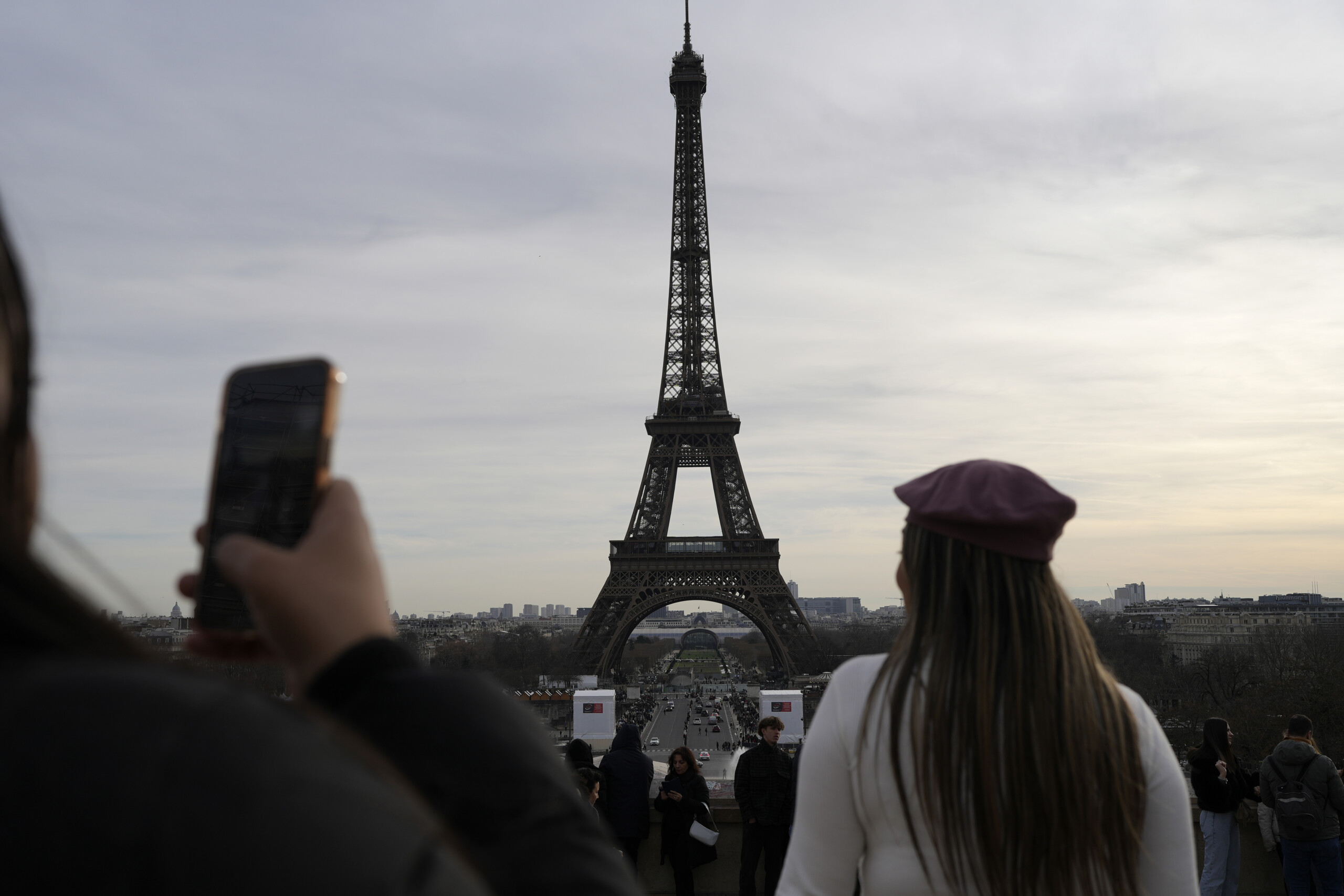 Heatwave: Eiffel Tower closed until Wednesday