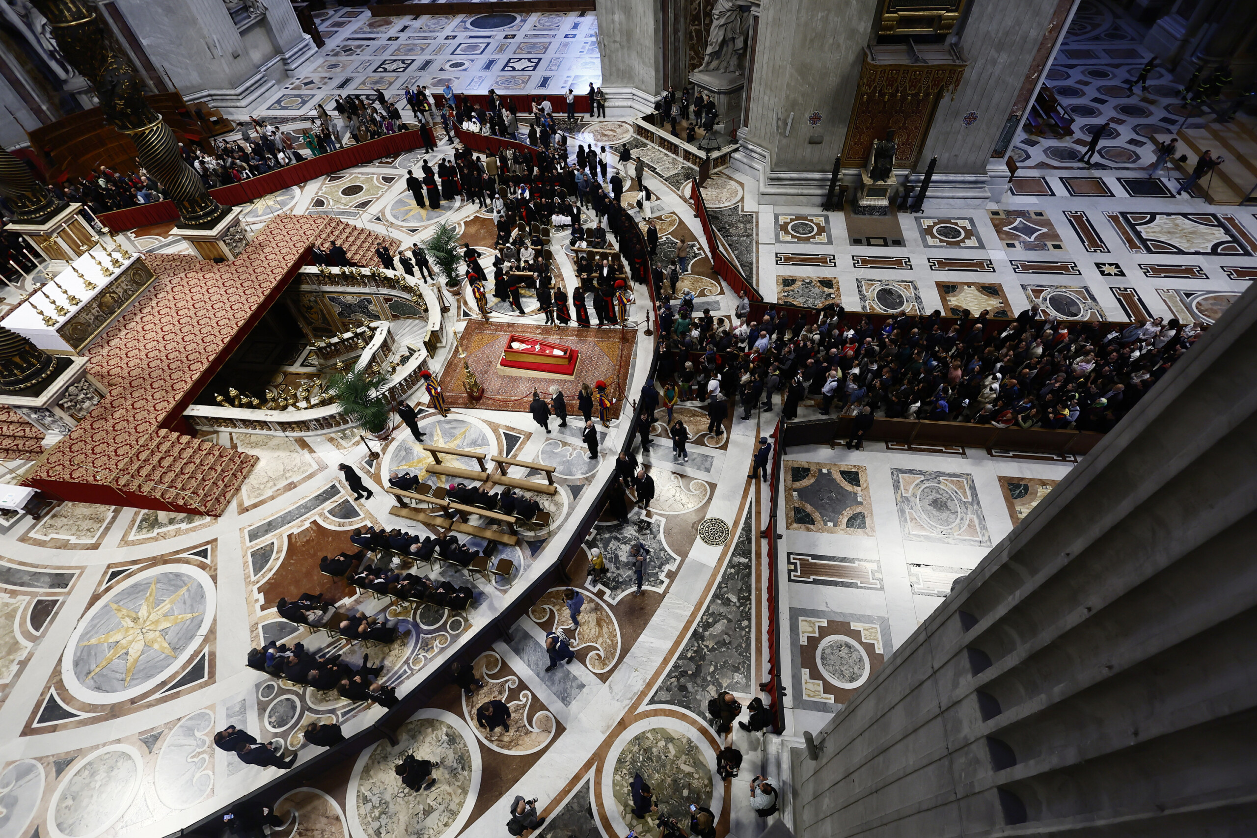 Holy See: ‘From opening to this morning 128,000 people for homage to Bergoglio’.