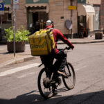 Hot, controls in food delivery: rider at work under extreme conditions