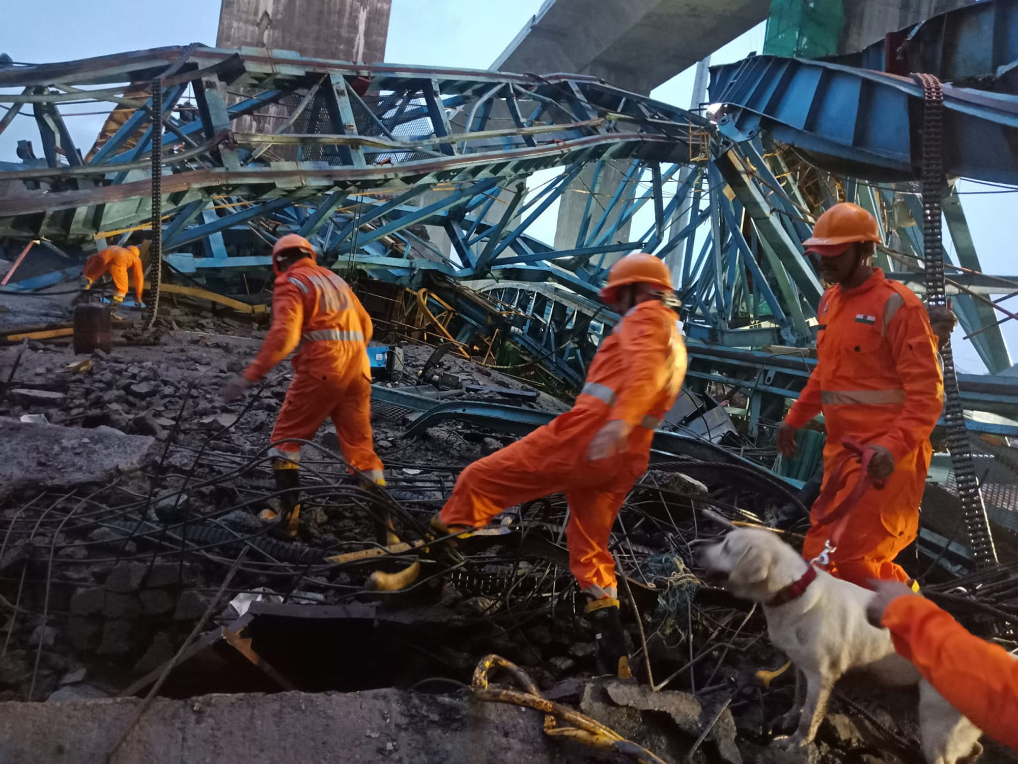 India, bridge collapses in Sato Maharashtra: 2 dead, others swept away India, bridge collapses in Sato Maharashtra: 2 dead, others swept away