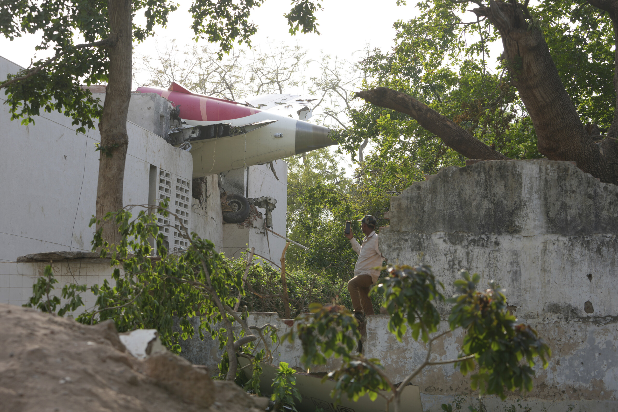India, media: ‘Passenger found alive after plane crash’