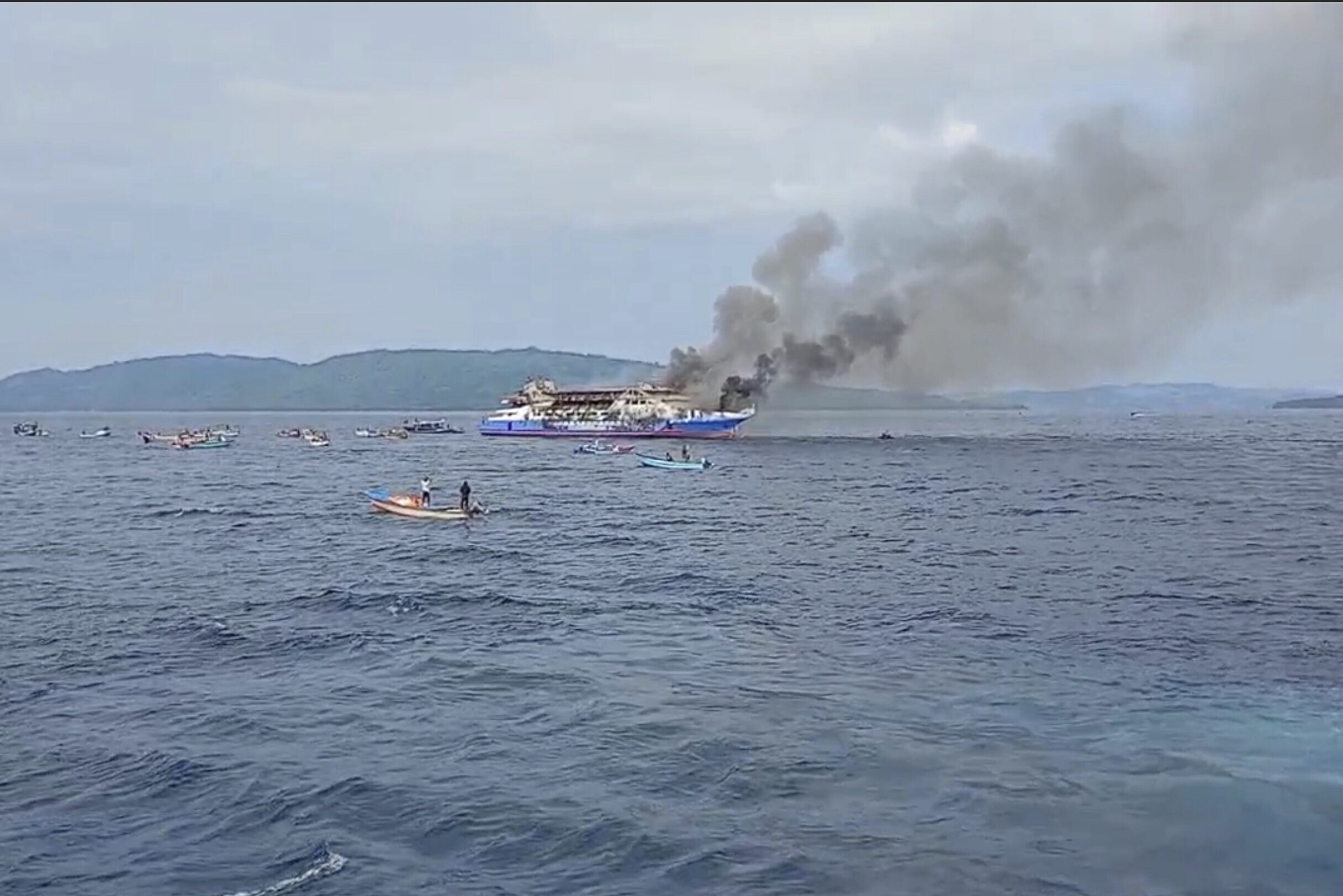 Indonesia, ferry fire: three dead and over 560 rescued Indonesia, ferry fire: three dead and over 560 rescued