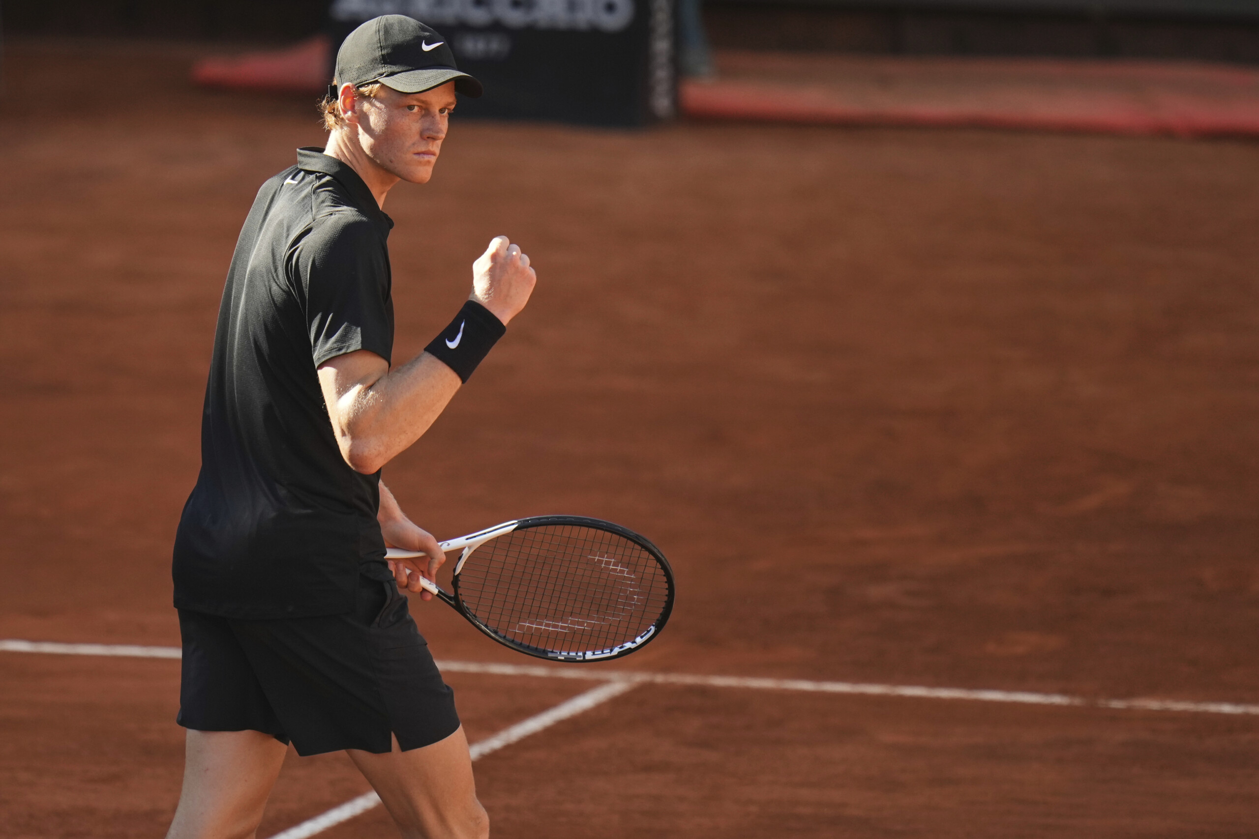 Internazionali Roma: Sinner reaches the round of 16, defeating De Jong in two sets