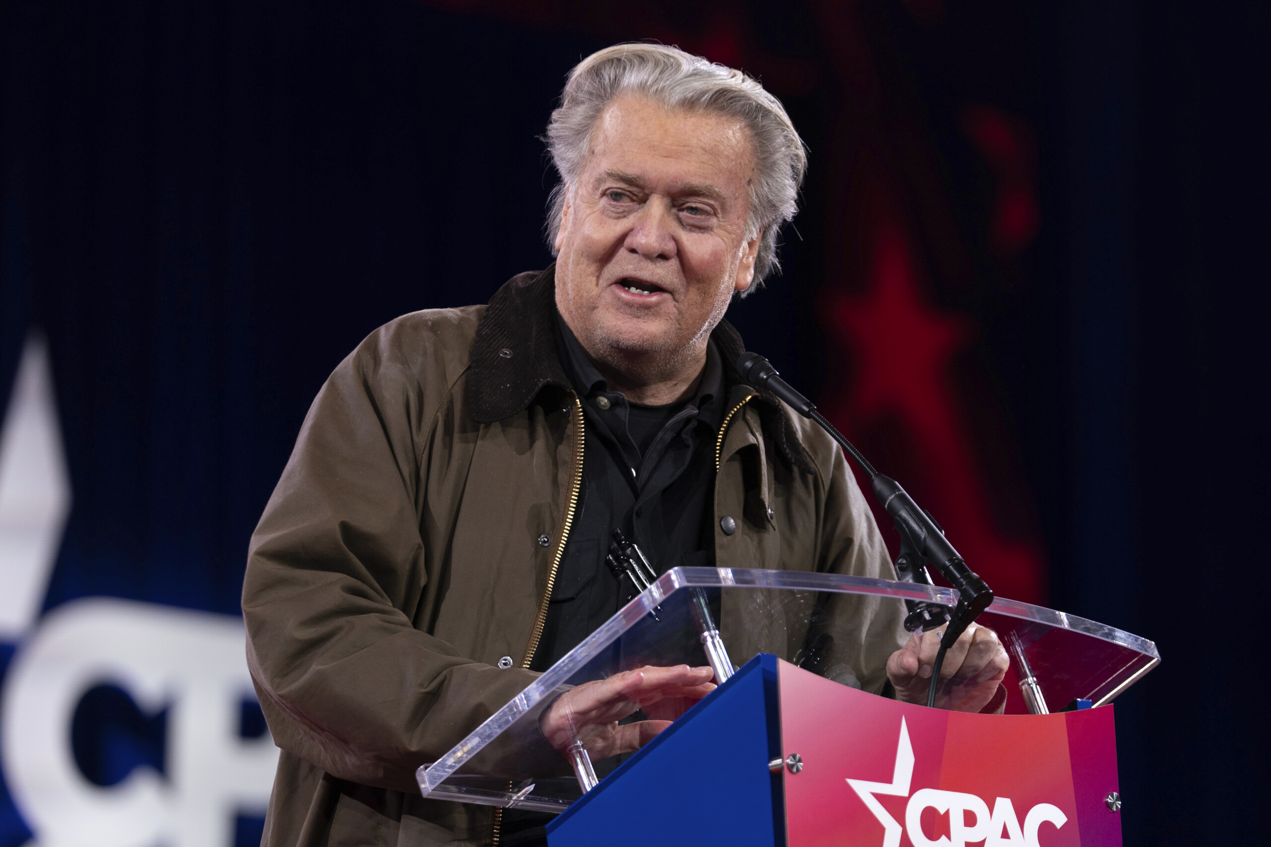 Iran, Bannon: “Trump wise to take two weeks”
