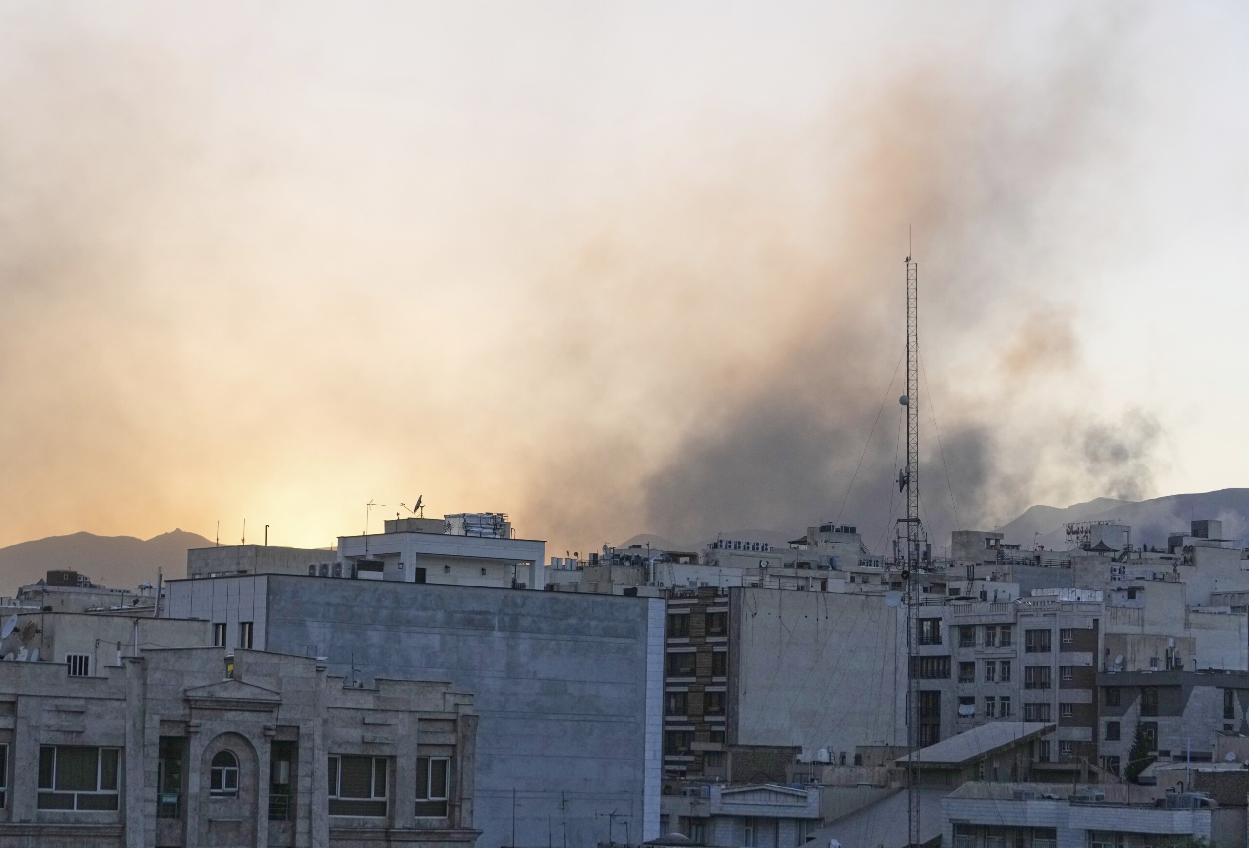 Iran: explosions around Tehran, air defences activated