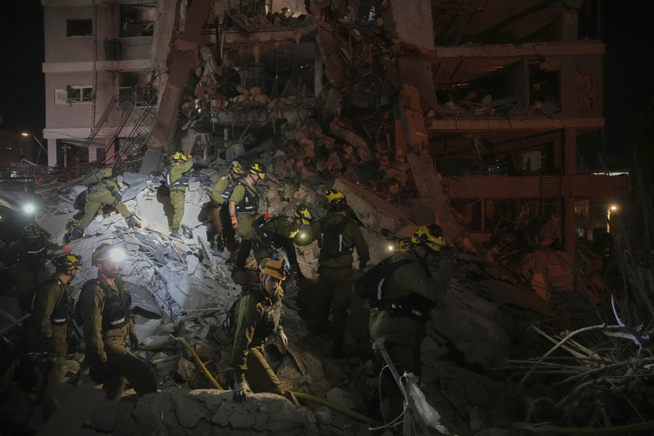 Iran-Israel: two skyscrapers hit by missiles in the Tel Aviv area, over 100 injured Iran-Israel: two skyscrapers hit by missiles in the Tel Aviv area, over 100 injured