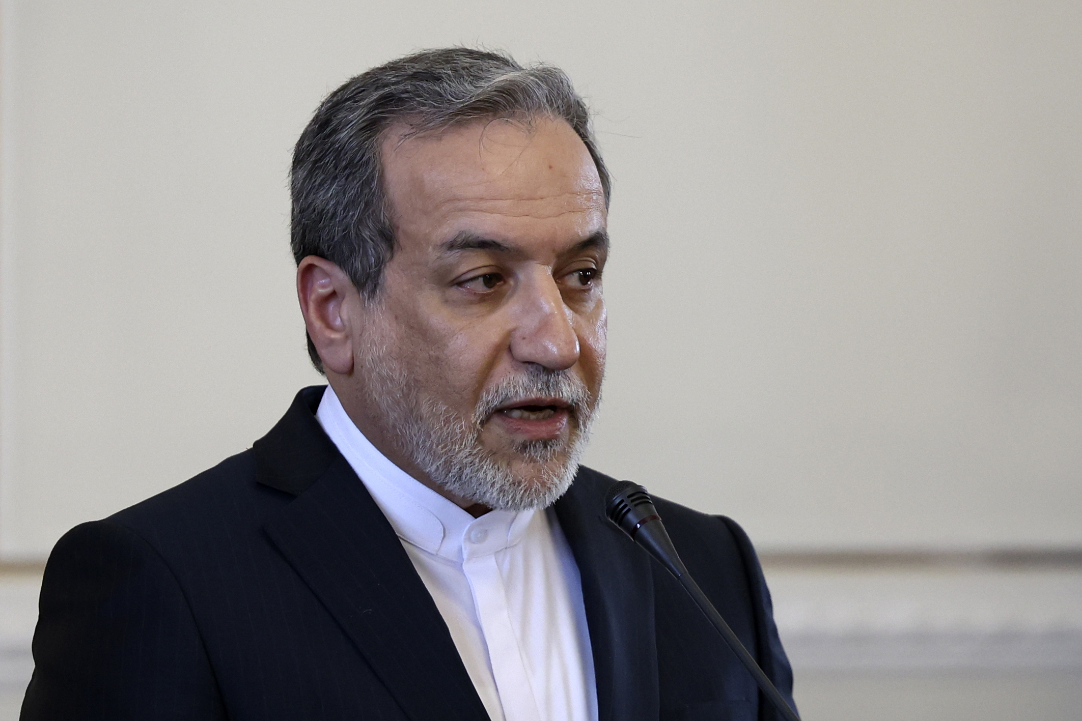 Iran, le ministre des Affaires étrangères : "Un accord avec les États-Unis est possible, l’objectif est la levée des sanctions" Dubaï (Émirats Arabes Unis), 8 avril (LaPresse/AP) – « Notre objectif principal dans les négociations est bien sûr de restaurer les droits du peuple et de lever les sanctions. Si l'autre partie a une véritable volonté, cela est réalisable et n’a rien à voir avec la méthode, qu’elle soit directe ou indirecte. » C’est ce qu’a déclaré le ministre iranien des Affaires étrangères, Abbas Araghchi, à la télévision d’État iranienne depuis l’Algérie, à propos des pourparlers indirects avec les États-Unis qui se tiendront samedi à Oman.  « Pour le moment, nous préférons la formule des pourparlers indirects. Nous n’avons pas l’intention de les transformer en discussions directes », a-t-il ajouté. « L’Iran a choisi les négociations indirectes pour éviter les pressions et menaces américaines et pour empêcher Washington d’imposer sa volonté à Téhéran », a encore précisé Araghchi. « Les discussions indirectes peuvent garantir des échanges réels et fructueux, et Téhéran respectera ce cadre », rapporte l’agence IRNA.