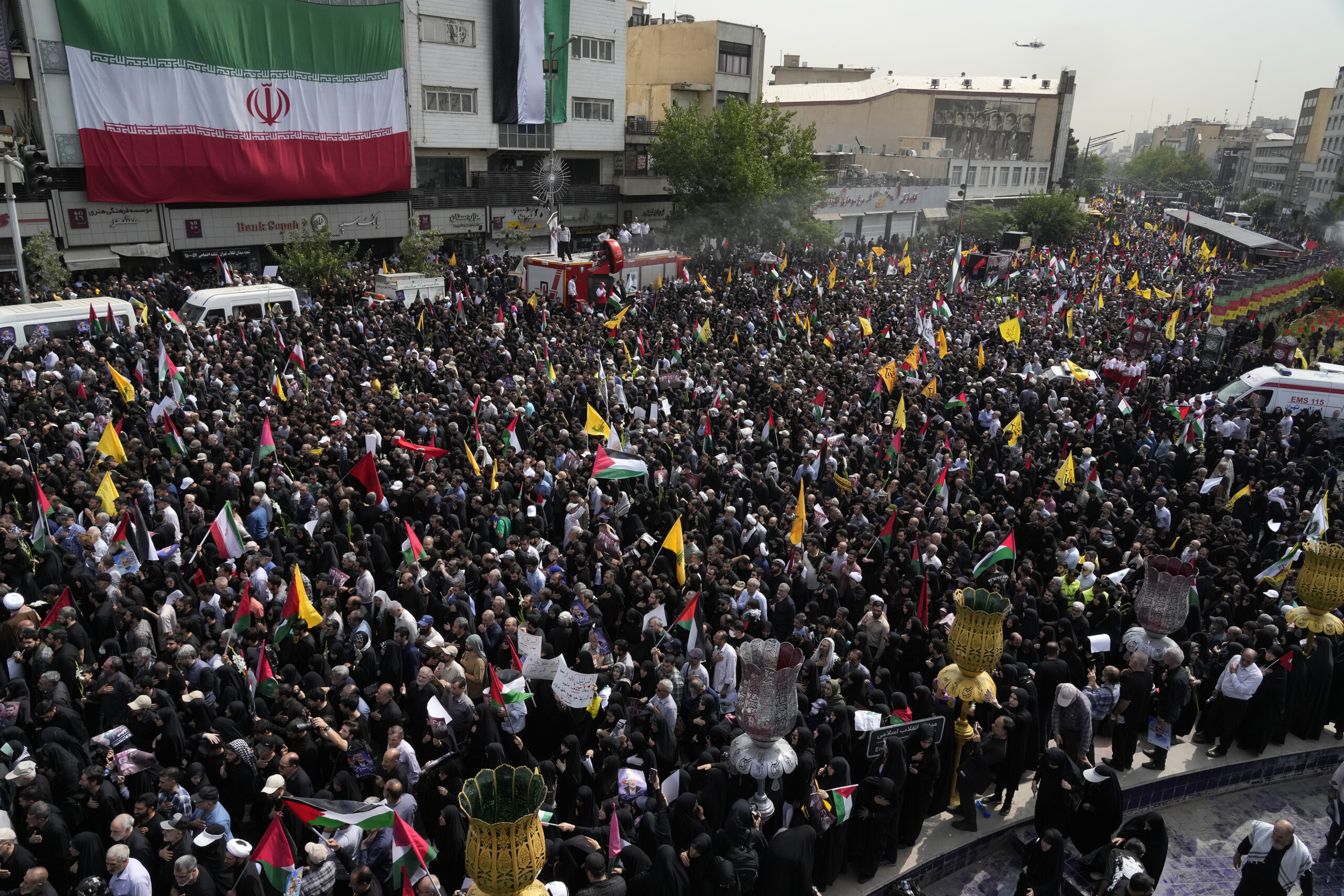 Iran: thousands in Tehran for funerals of 60 victims of Israeli attacks
