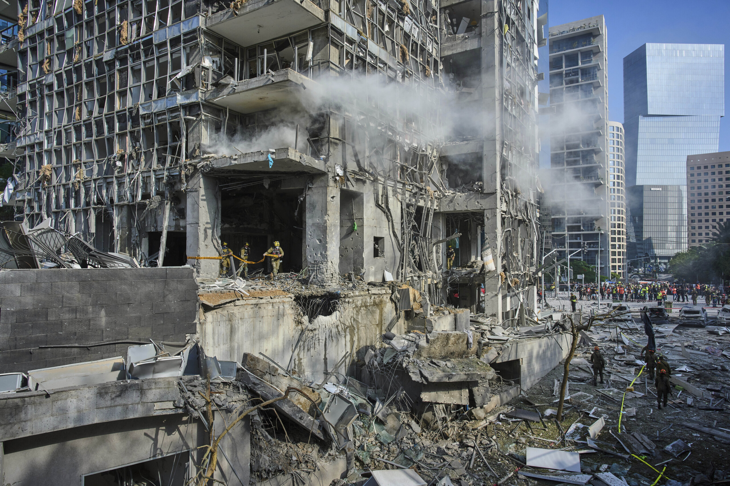 Iranian missiles strike Israel: rescue workers report serious damage in Tel Aviv Iranian missiles strike Israel: rescue workers report serious damage in Tel Aviv