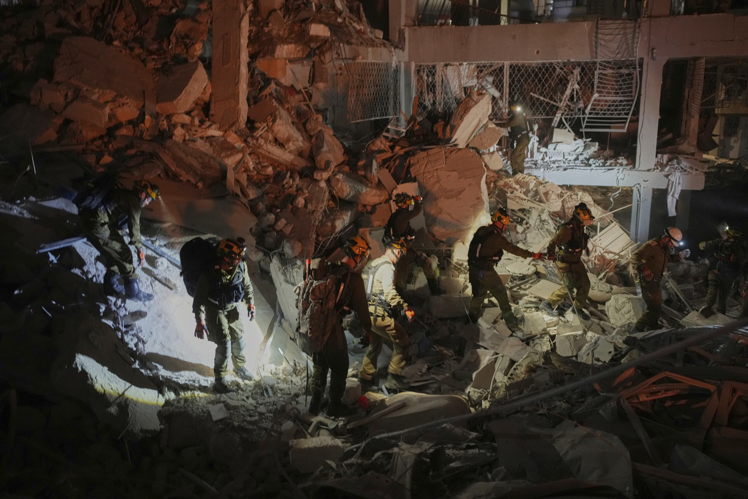 Israel, four people slightly injured by Iranian missiles in the south, fires in Haifa