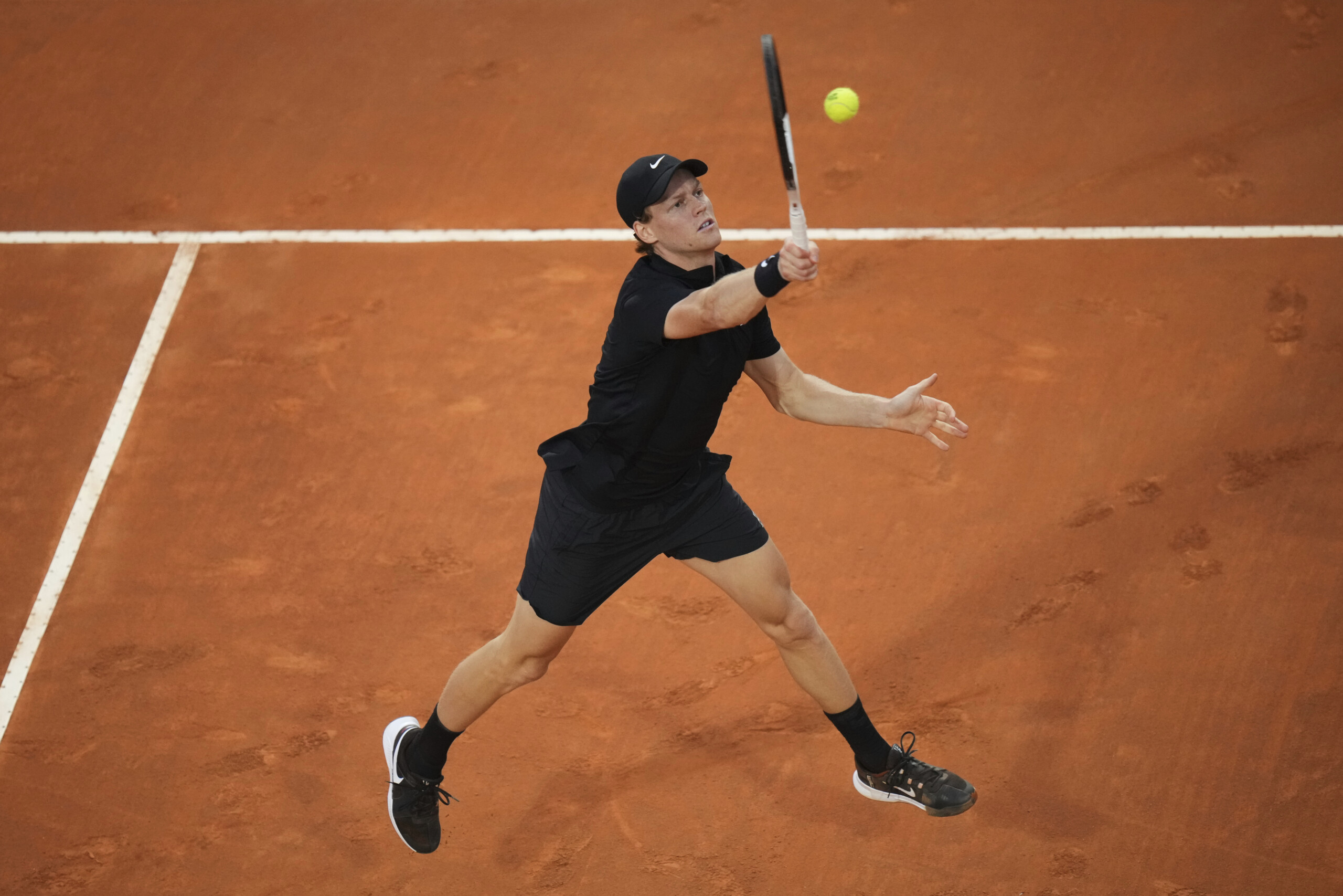 Italian Open: Sinner into semifinals, Ruud overwhelmed in two sets