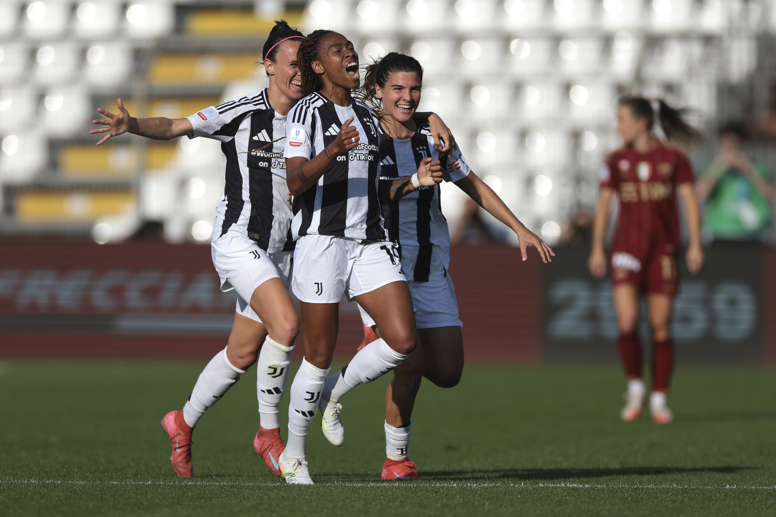 Juventus wins the Women's Italian Cup, beating Roma 4-0 Juventus wins the Women's Italian Cup, beating Roma 4-0