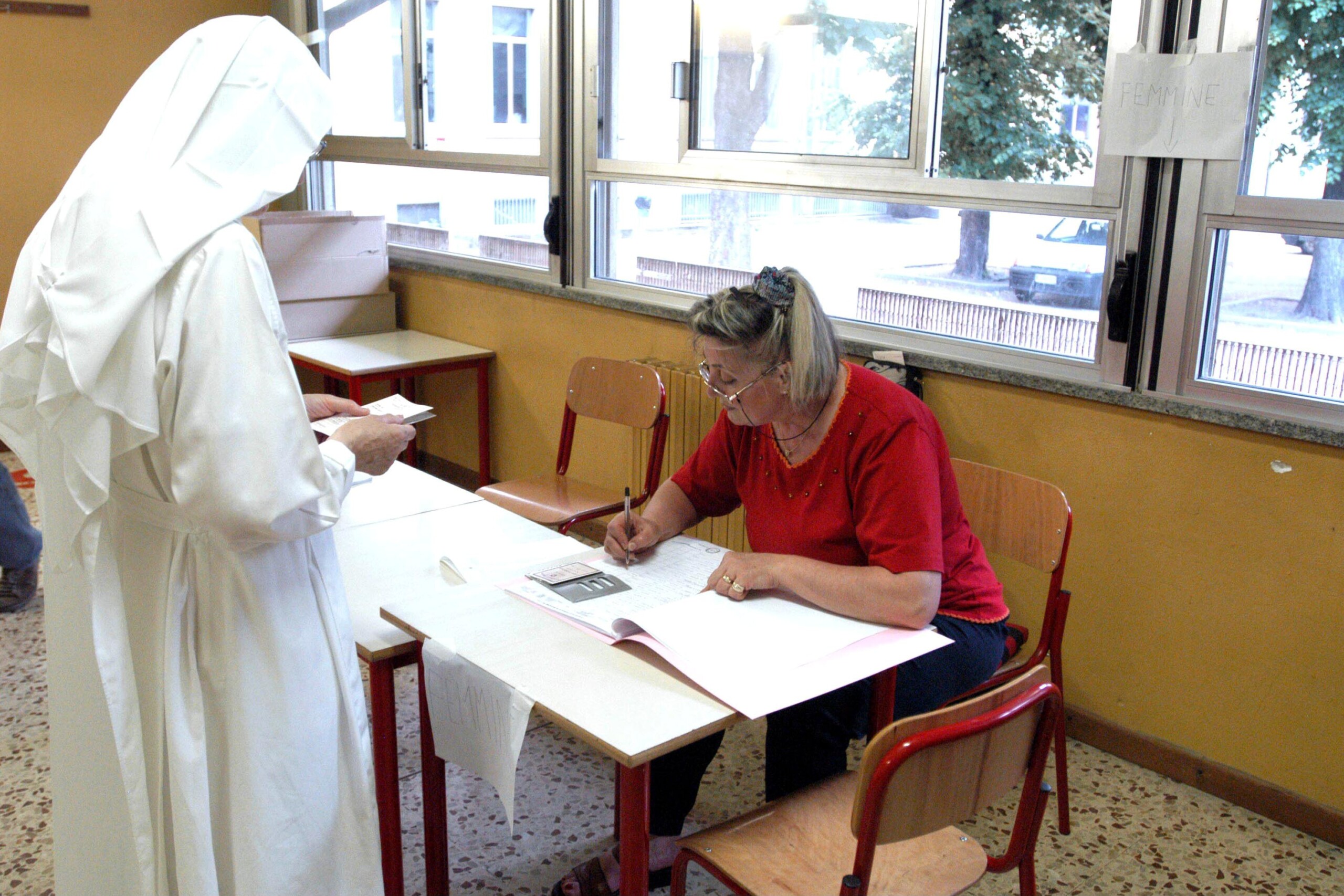 Local elections: turnout down, 13.55% voted by noon Local elections: turnout down, 13.55% voted by noon