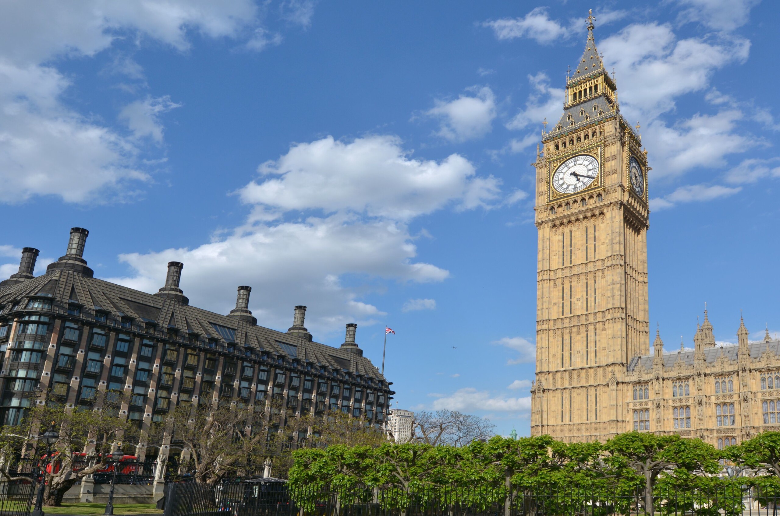 London: Man with Palestinian Flag Climbs Big Ben London: Man with Palestinian Flag Climbs Big Ben