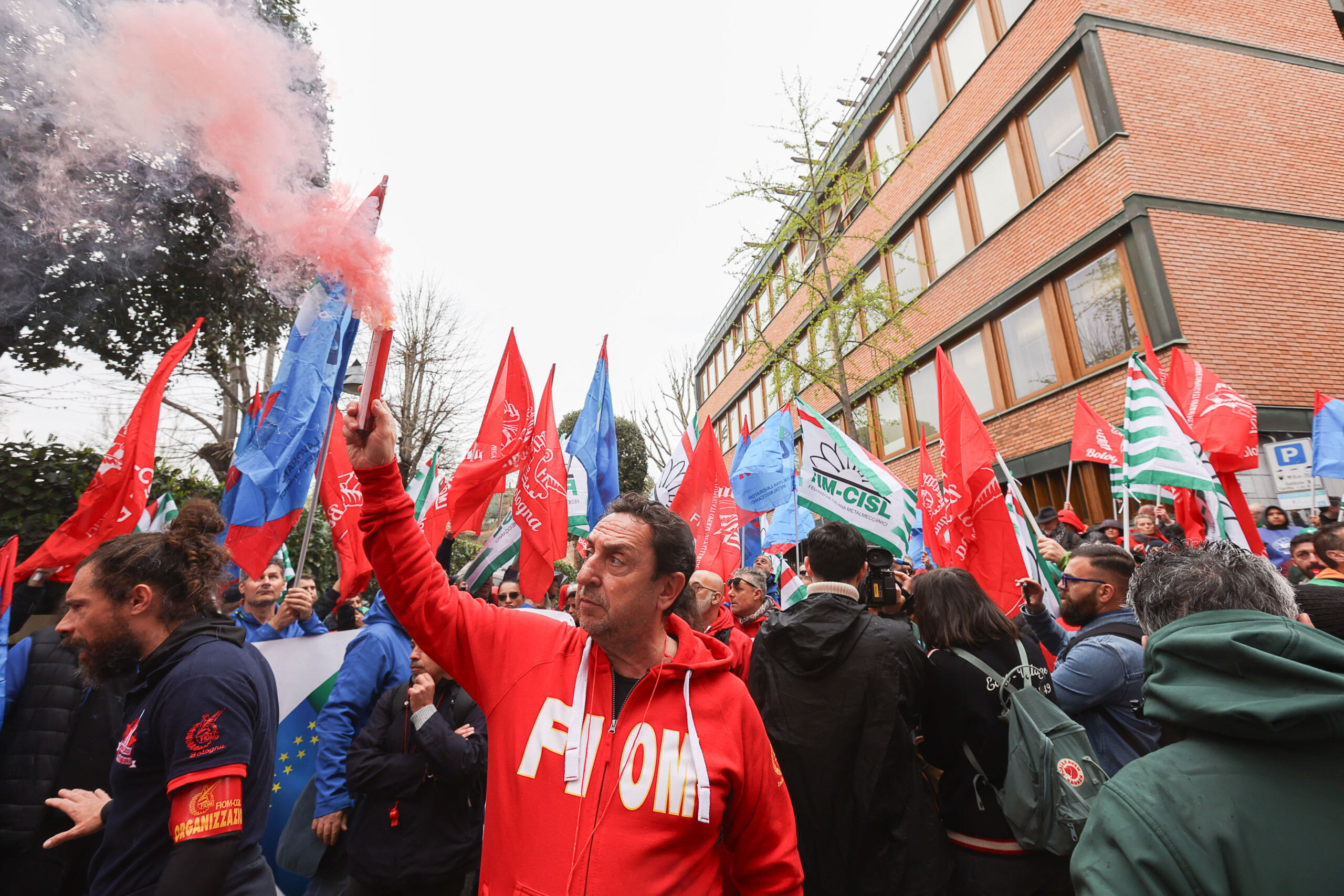 Metalworkers: 10,000 block Bologna ring road, complaint filed over security decree