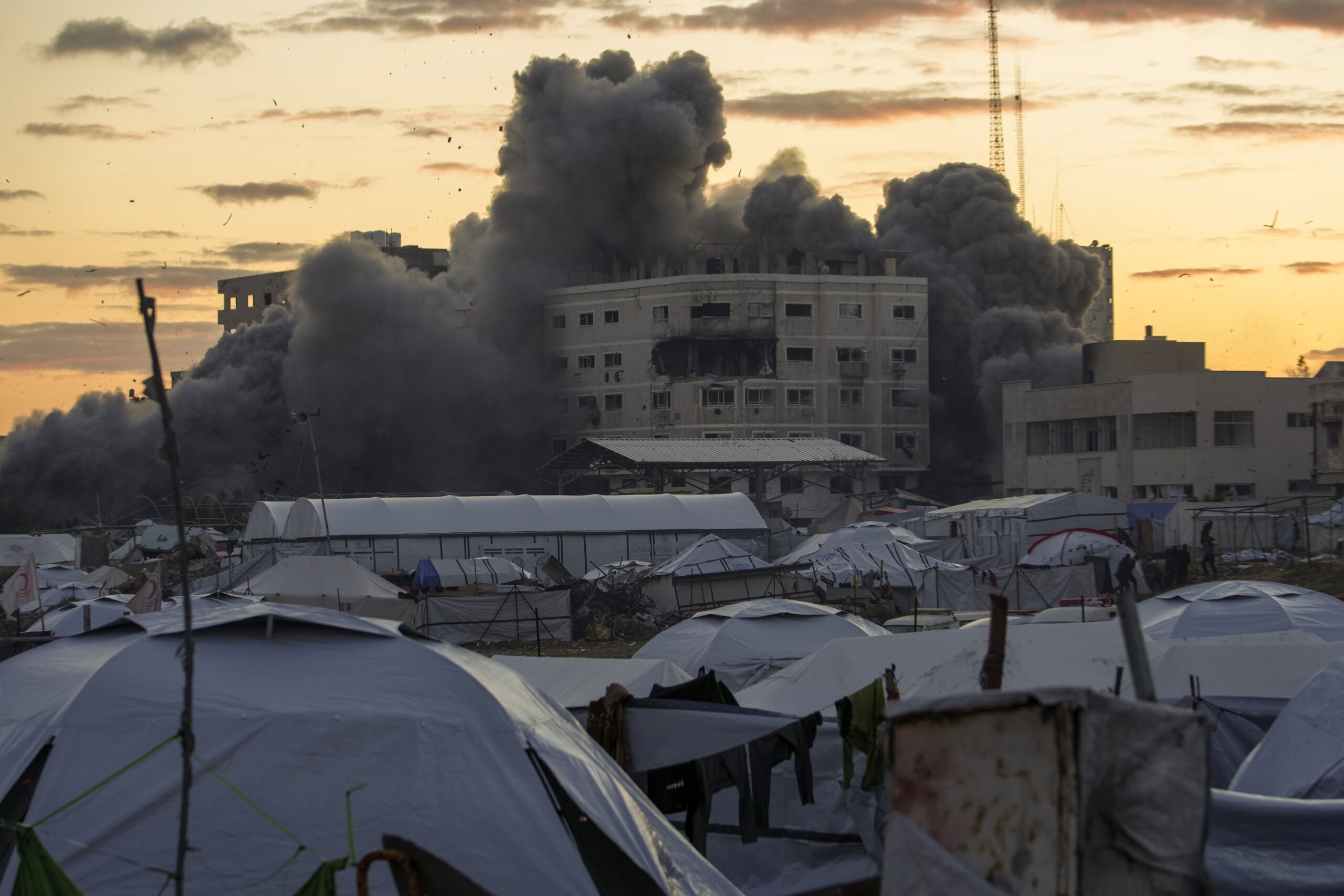 Middle East, at least 10 dead in Israeli bombing of Gaza City Middle East, at least 10 dead in Israeli bombing of Gaza City