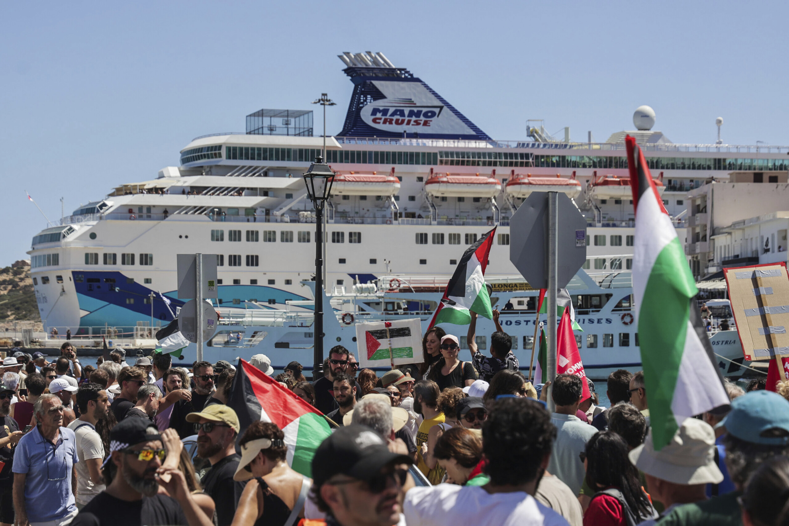 Middle East, clashes in Crete protesting against Israeli cruise ship