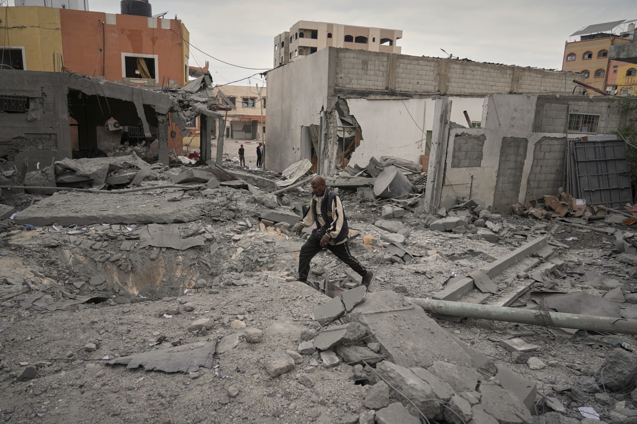 Middle East: Death toll rises to at least 40 in Gaza in Israeli raid Middle East: Death toll rises to at least 40 in Gaza in Israeli raid