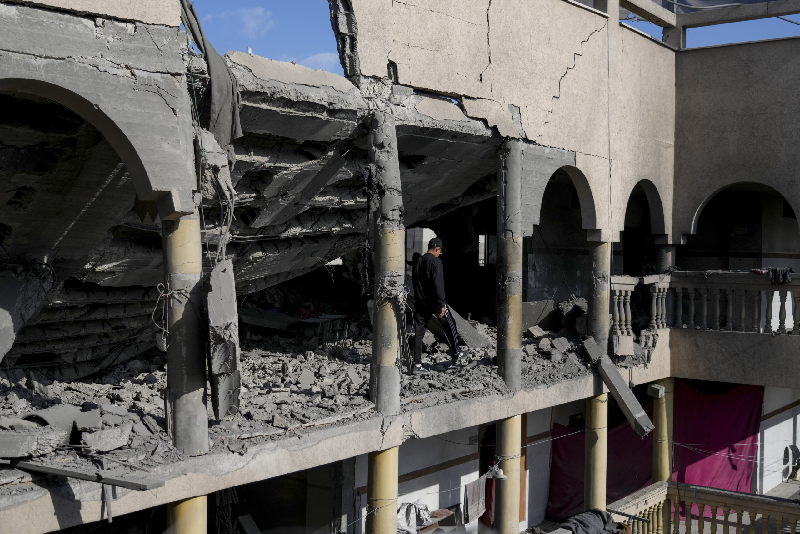 Middle East: death toll rises to at least 70 in latest Israeli raids on Gaza