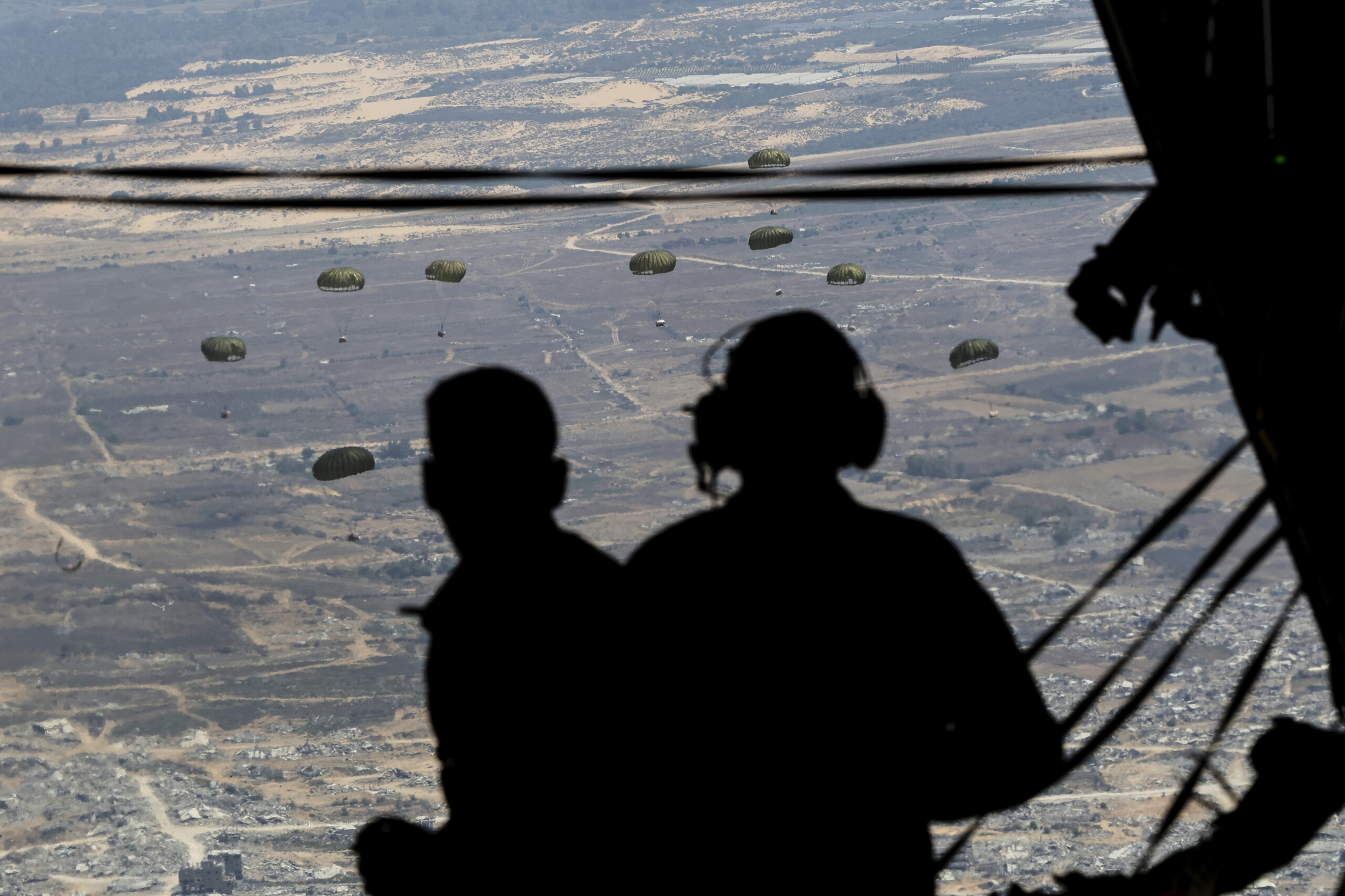 Middle East: first Italian aid parachuted into Gaza Middle East: first Italian aid parachuted into Gaza