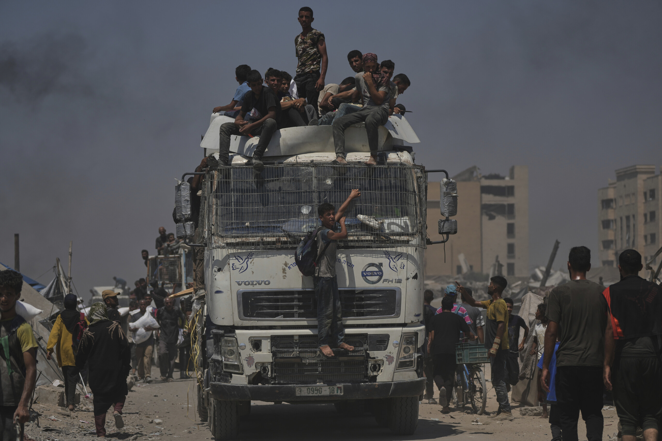 Middle East: Gaza ministry says around 100 killed yesterday while seeking aid