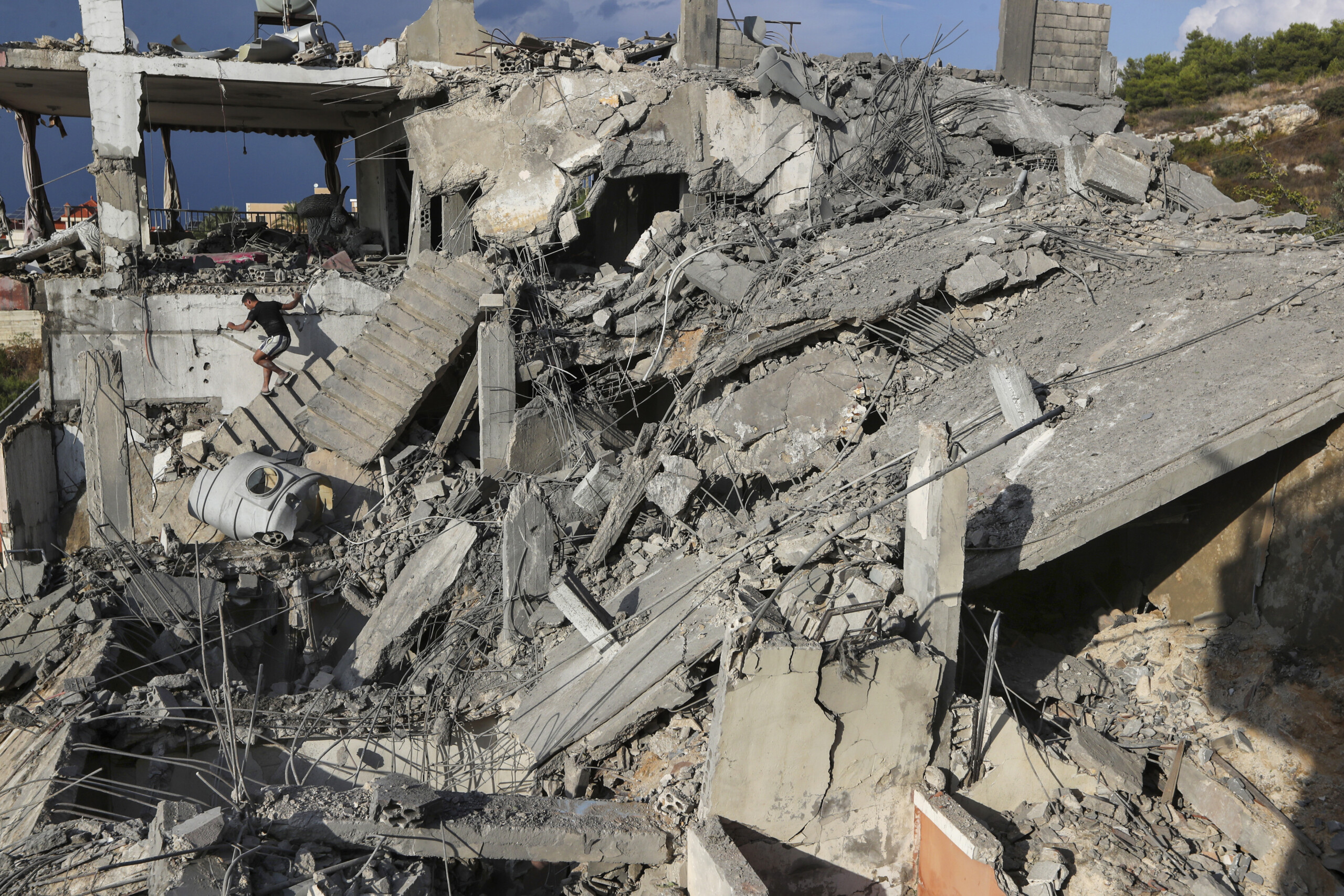 Middle East: Israeli raid on Lebanon, 3 dead including Hamas leader Middle East: Israeli raid on Lebanon, 3 dead including Hamas leader