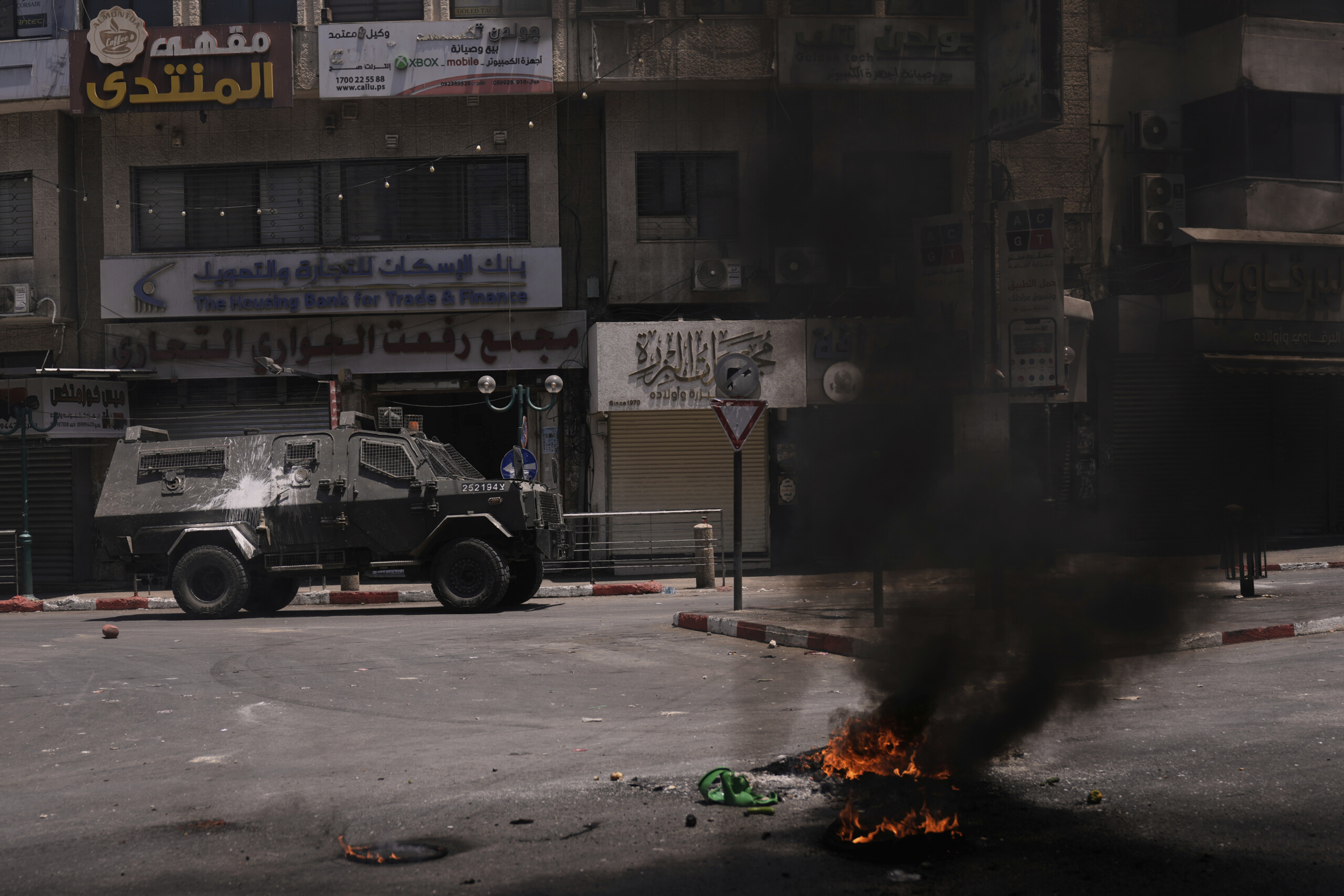 Middle East: knife attack in the West Bank, guard dies, attackers killed