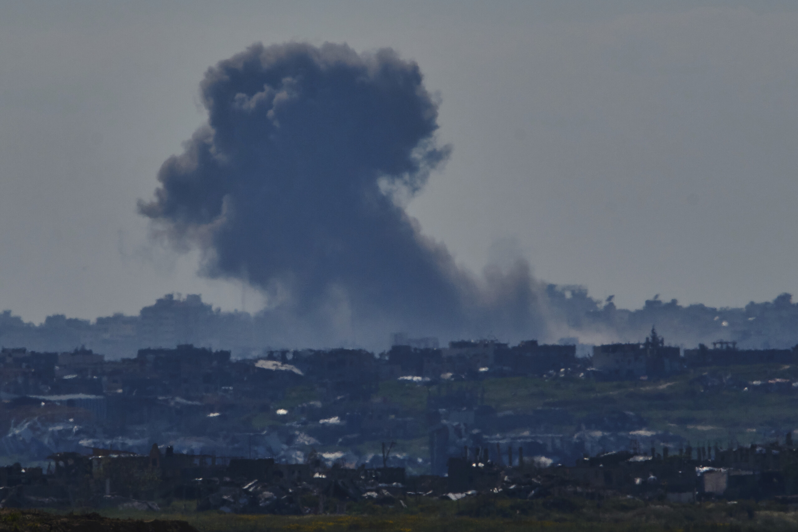 Middle East: media, at least 100 dead in Israeli attacks on Gaza today