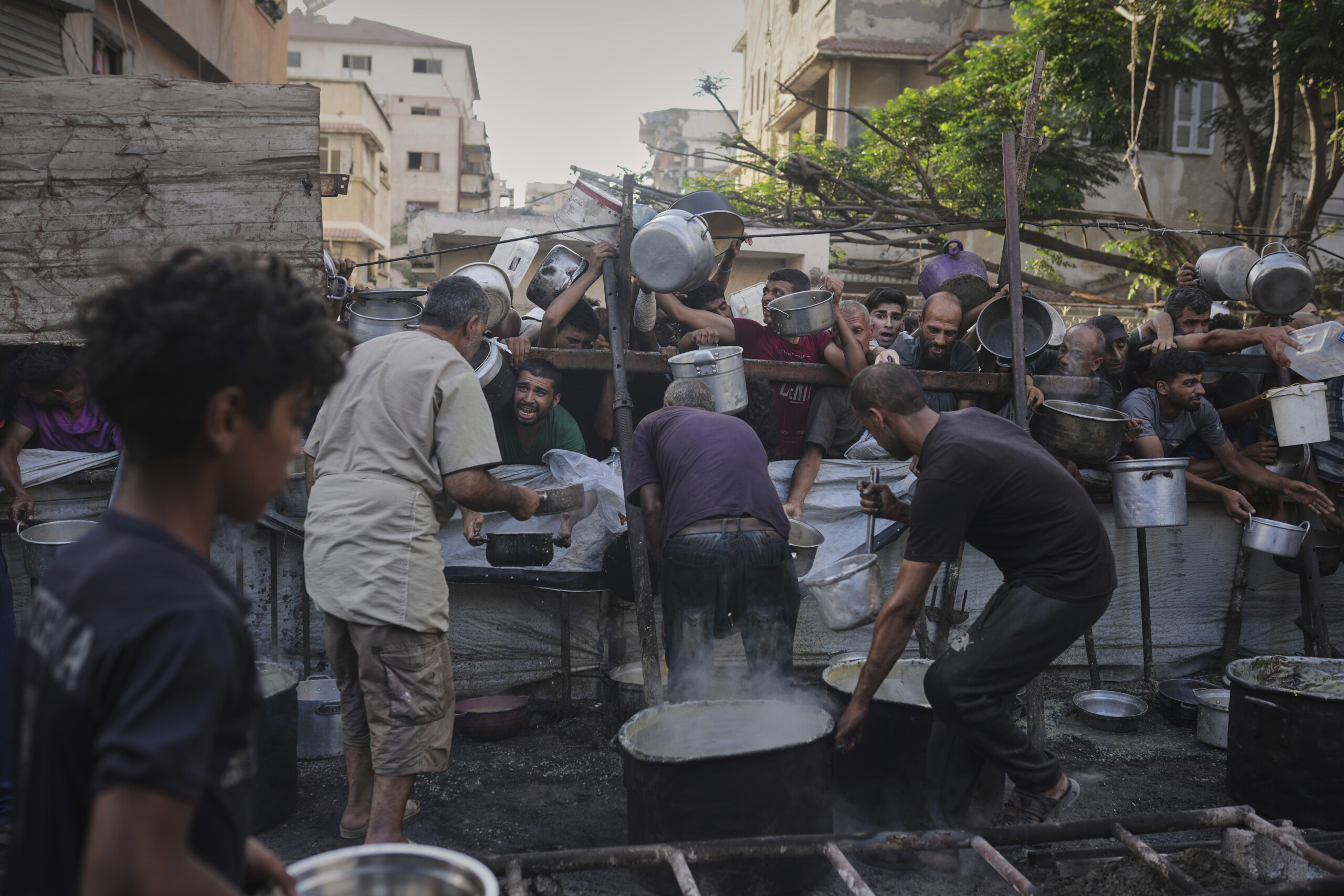 Middle East: media reports 60 dead since dawn in Gaza, 35 were waiting for aid