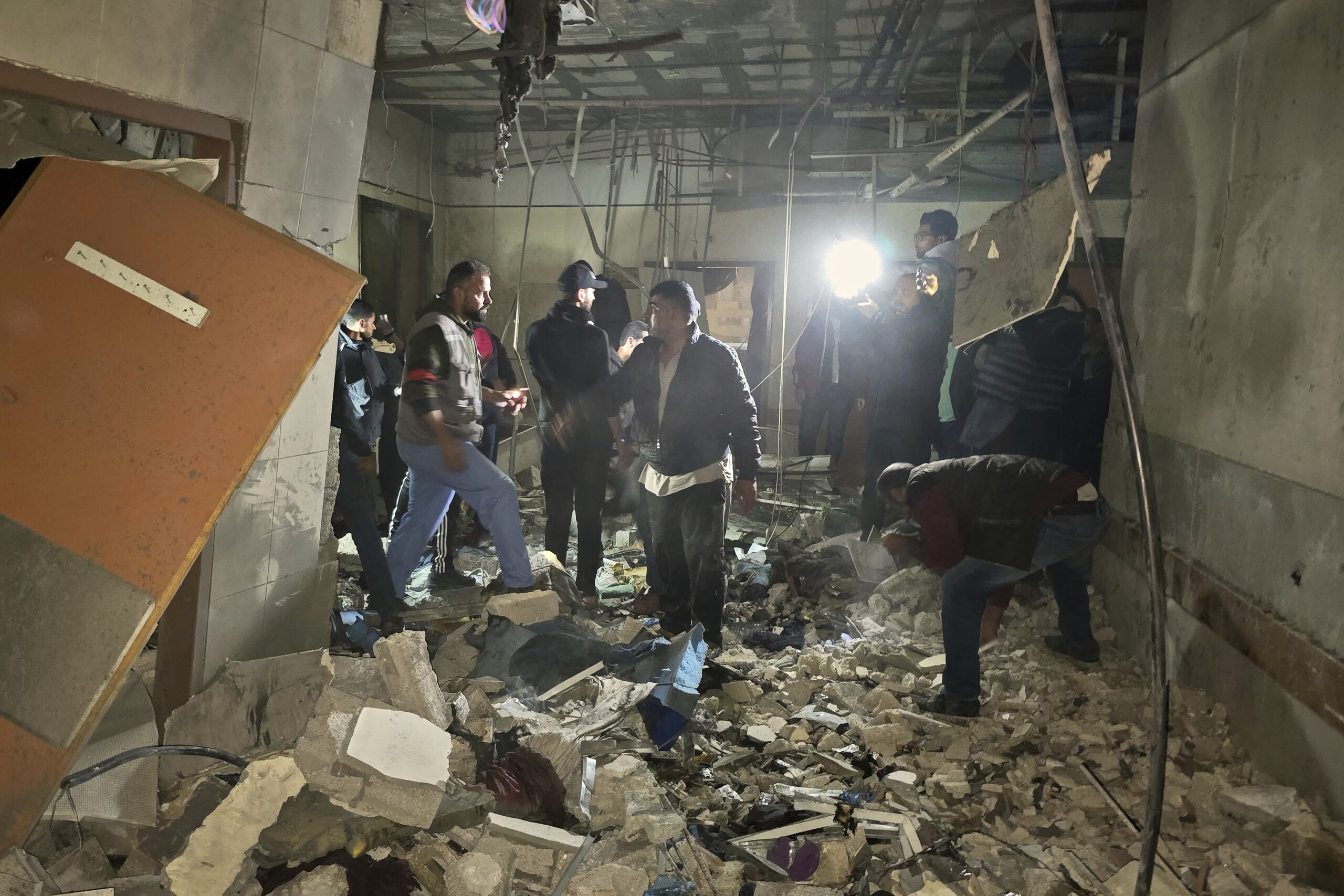 Middle East: media reports IDF attacks al-Ahli hospital in Gaza City, killing four people including reporters