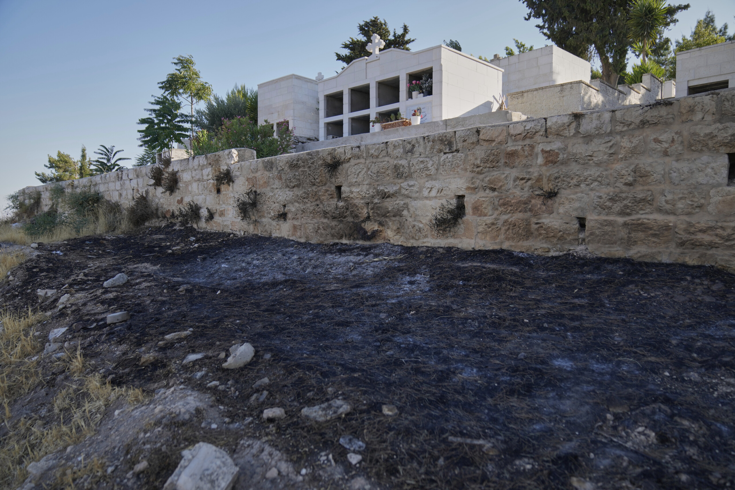 Middle East: settlers attack Taybeh, setting two cars on fire
