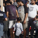 Migrants, EU Court: "Accompanying a child is not aiding illegal entry"
