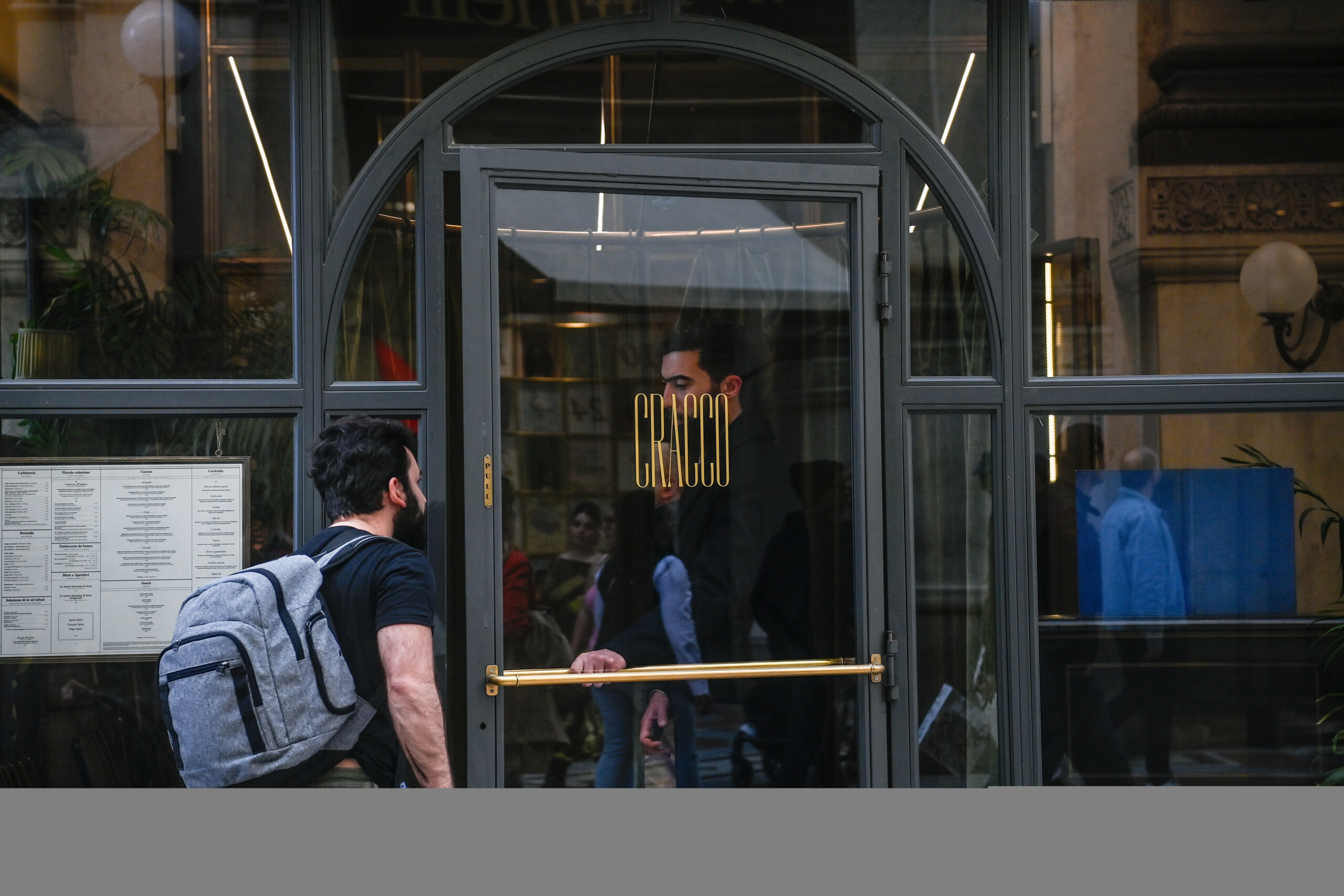 Milan, Activists Attempt New Protest Against Cracco: Blocked by Police Milan, Activists Attempt New Protest Against Cracco: Blocked by Police