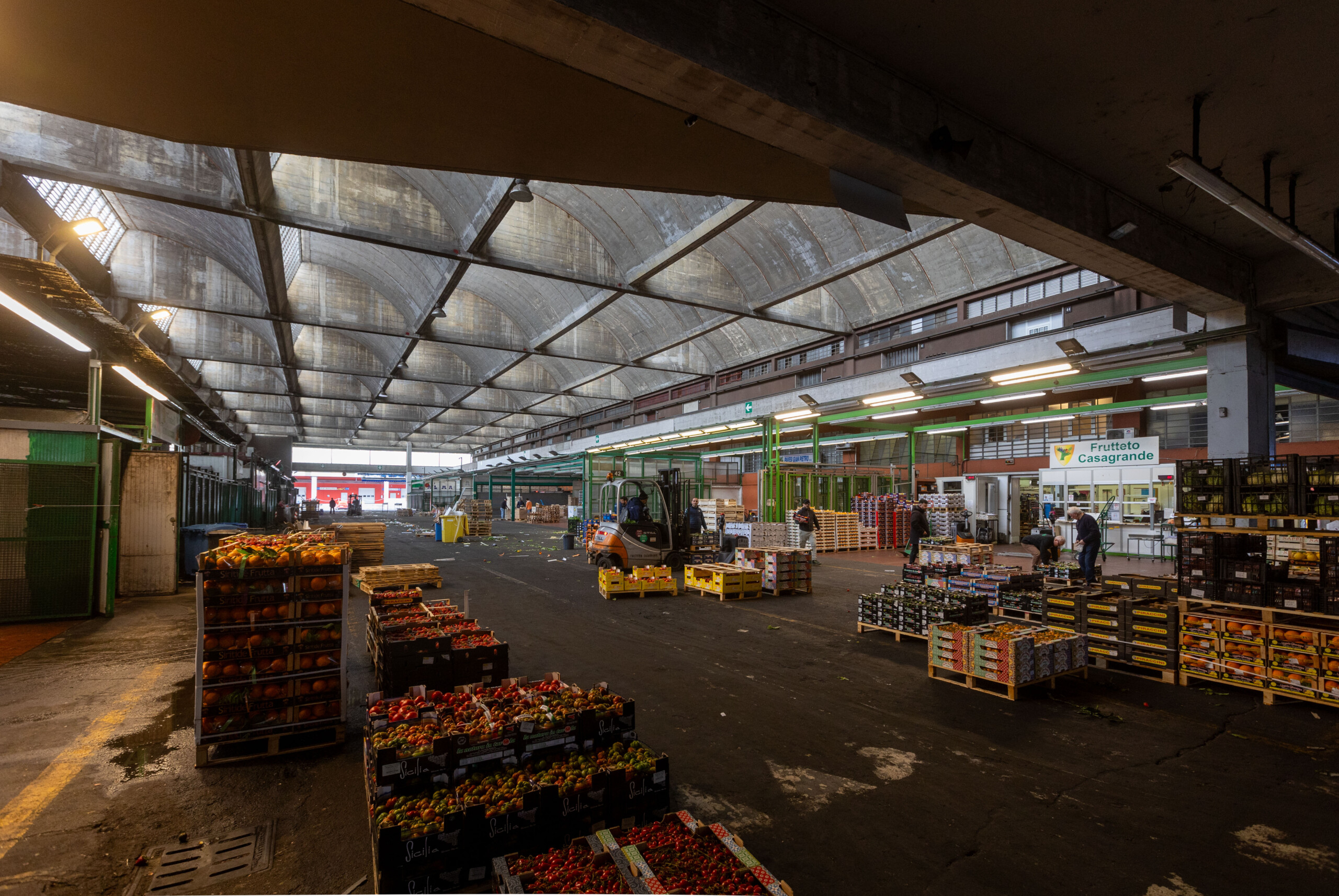 Milan: fire at Ortomercato caused by arsonist caught on camera