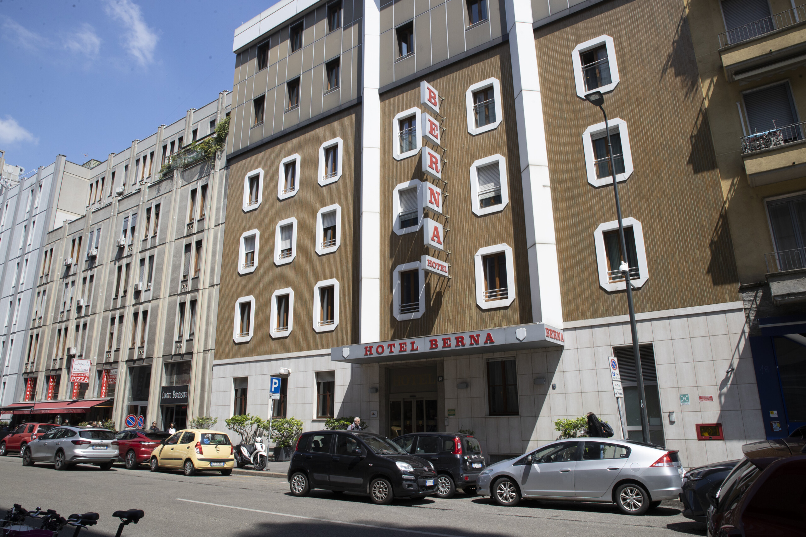 Milan: man stabbed in hotel out of danger, attacker sought abroad