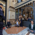 Milan, new Ultima Generazione protest at Cracco’s: tomato bottles thrown on the veranda